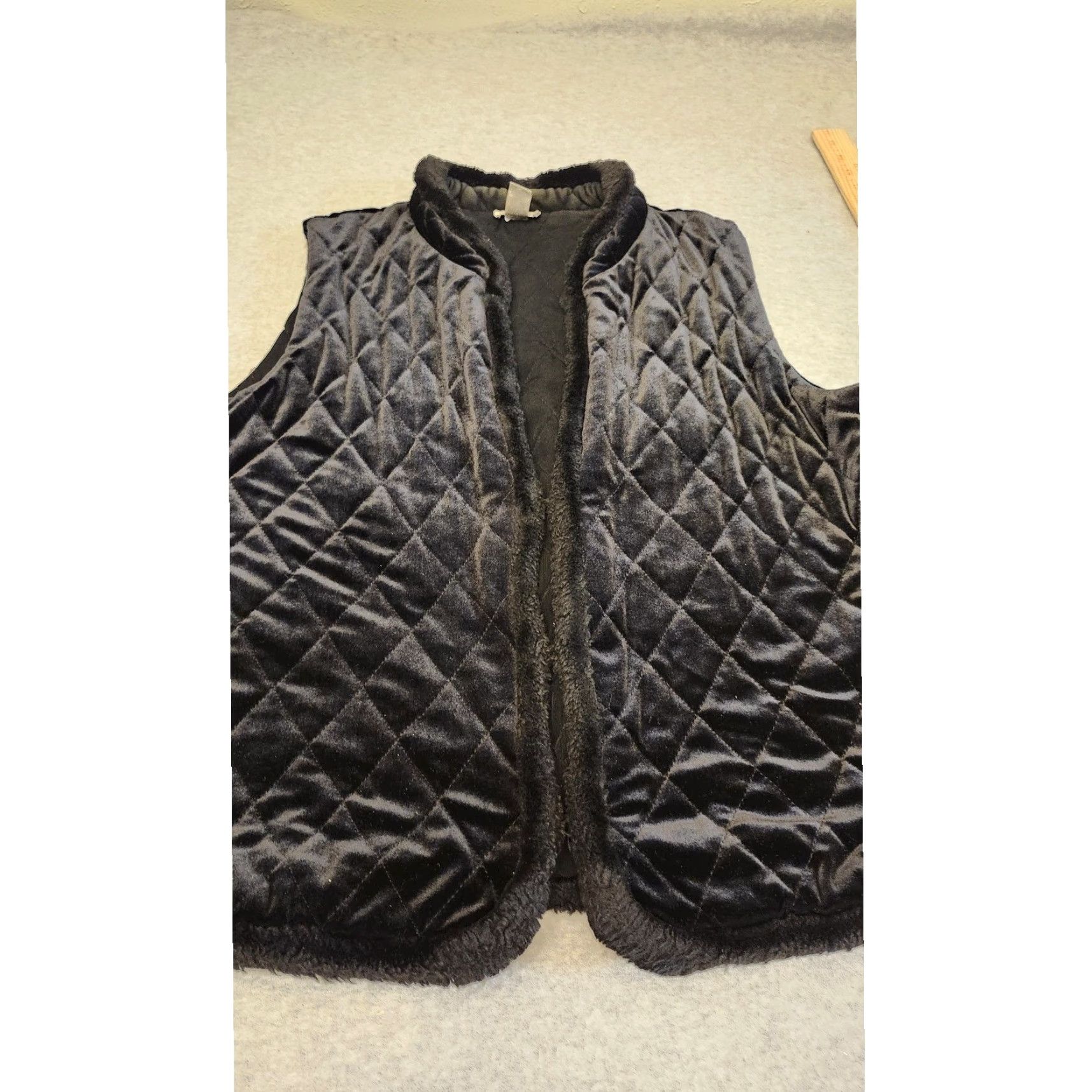 Vintage Chicos Travelers Vest Womens 3 Black Quilted Velvet Faux Fur Trim Reversible Size XS / US 0-2 / IT 36-38 - 3 Thumbnail