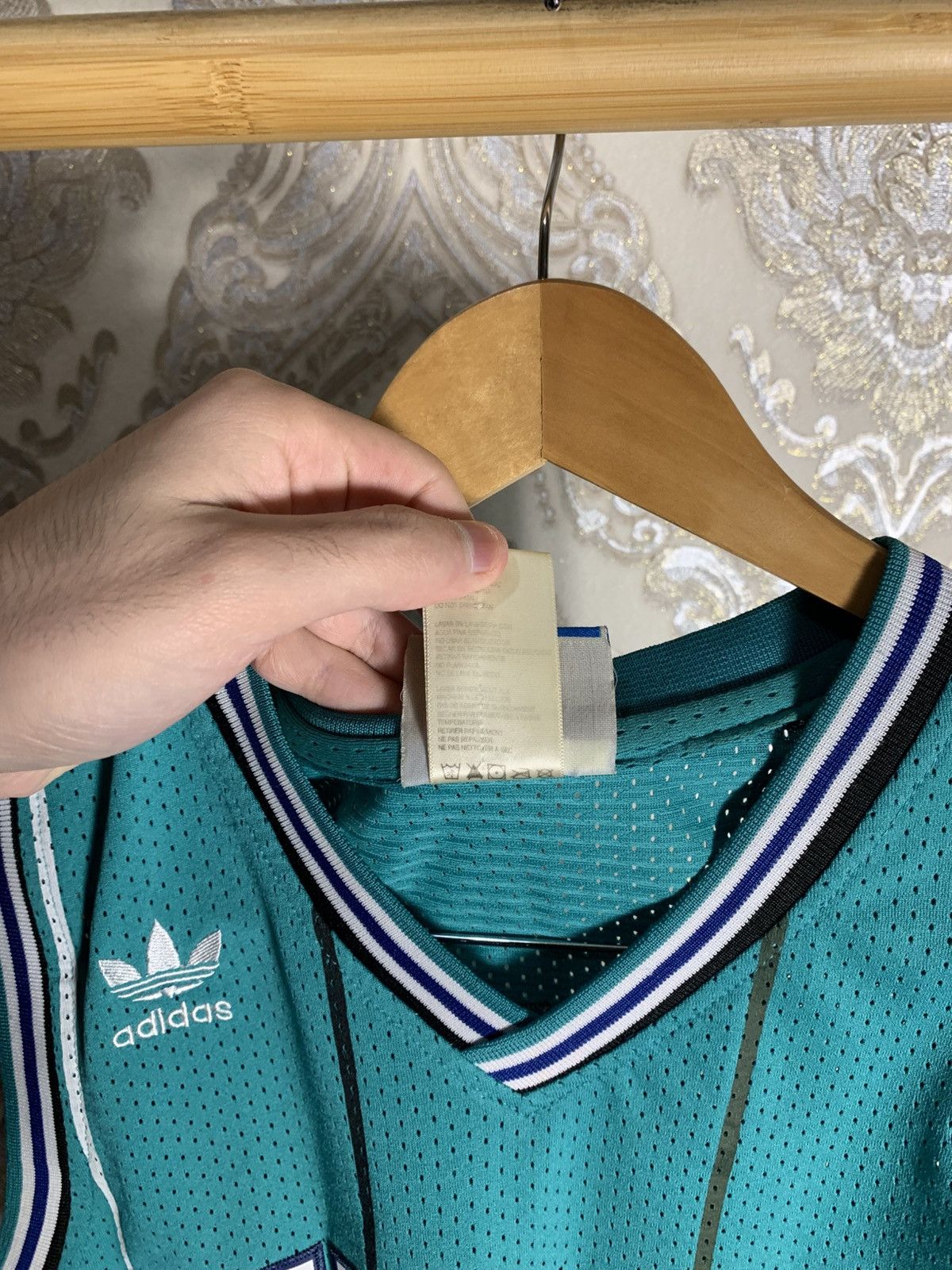 Adidas VINTAGE AFIDAS ORIGINAL CHARLOTTE RETRO NBA JERSRY Y2K 90s Size US S / EU 44-46 / 1 - 4 Thumbnail