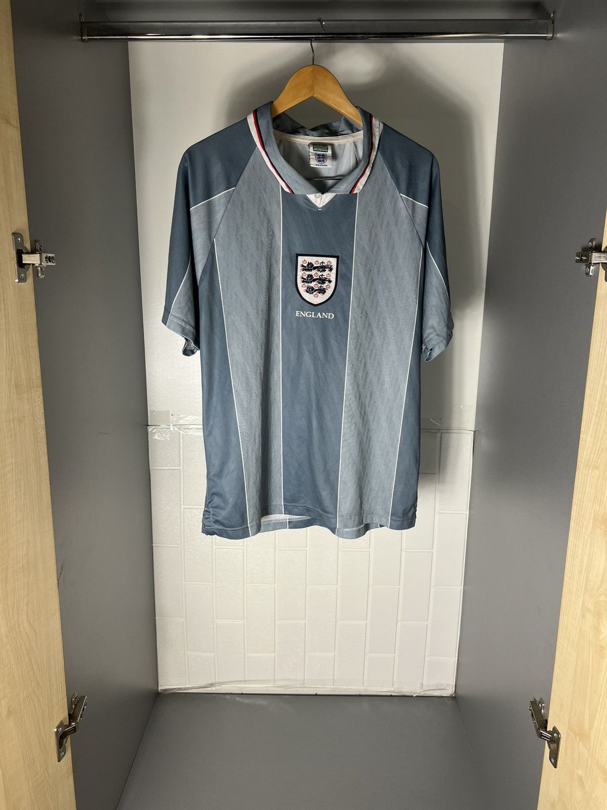 Vintage VERY RARE UMBRO ENGLAND RETRO SOCCER JERSEY MANCHESTER 90s Y2K Size US L / EU 52-54 / 3 - 6 Thumbnail