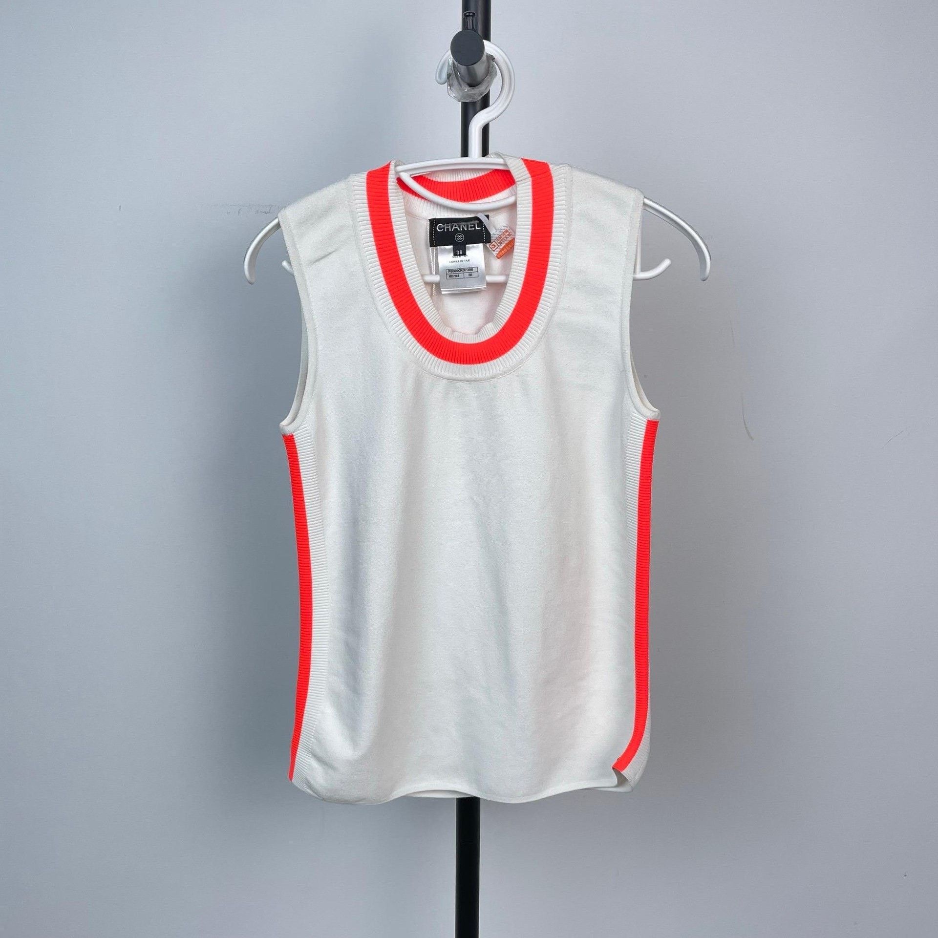 Chanel Chanel White Sleeveless Knit Vest Size S / US 4 / IT 40 - 1 Thumbnail