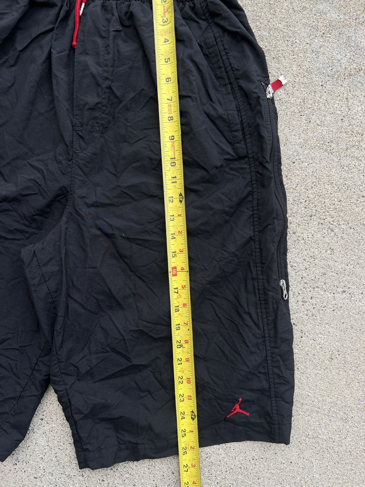 Jordan Brand 2000s Jordan Black/Red Relaxed Fit Hybrid Shorts Size L Size US 36 / EU 52 - 6 Thumbnail