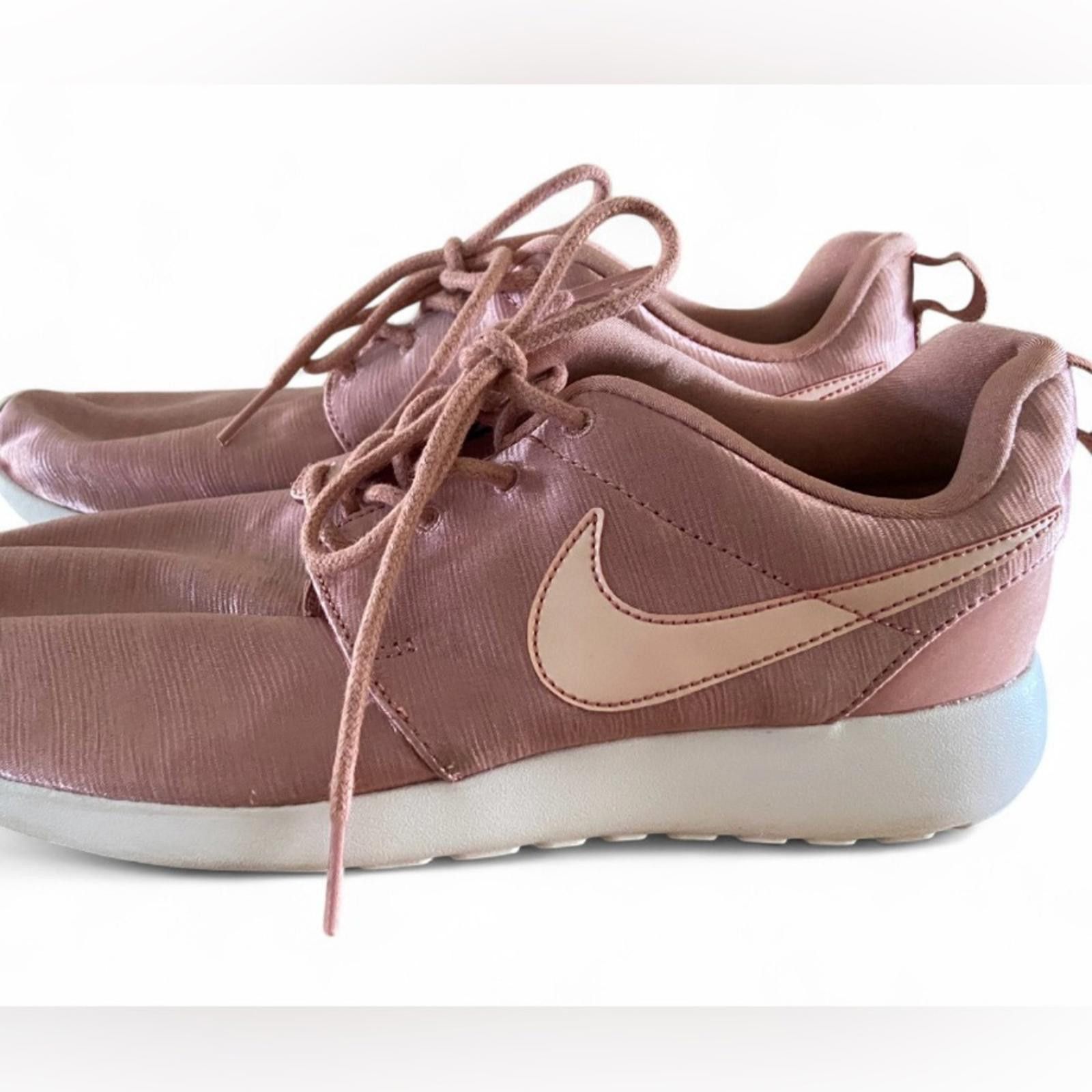 Nike Nike Roshe One Pink Shimmer Women’s Shoes Size 7.5 EUC Size US 7.5 / IT 37.5 - 3 Thumbnail