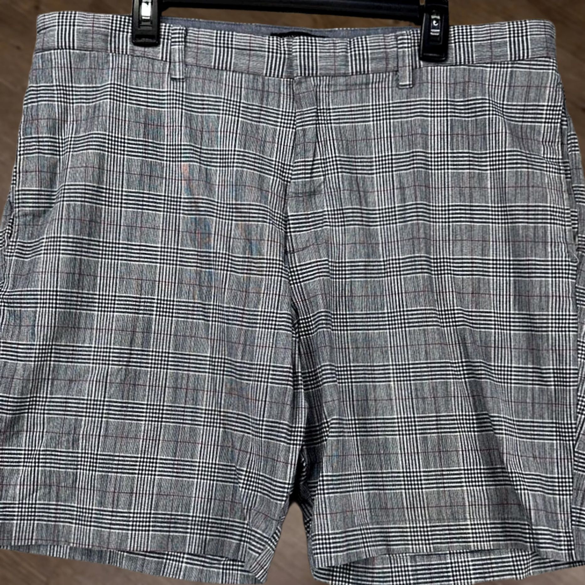 Banana Republic Banana Republic Shorts Mens 38 Gray Aiden Club Men Size Plaid Red White Size US 38 / EU 54 - 1 Thumbnail