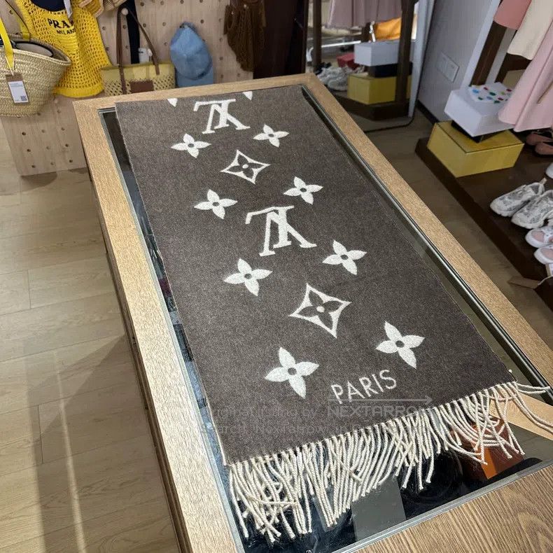 Louis Vuitton Louis Vuitton Gradient full printed slogan cashmere scarf Size ONE SIZE - 2 Thumbnail