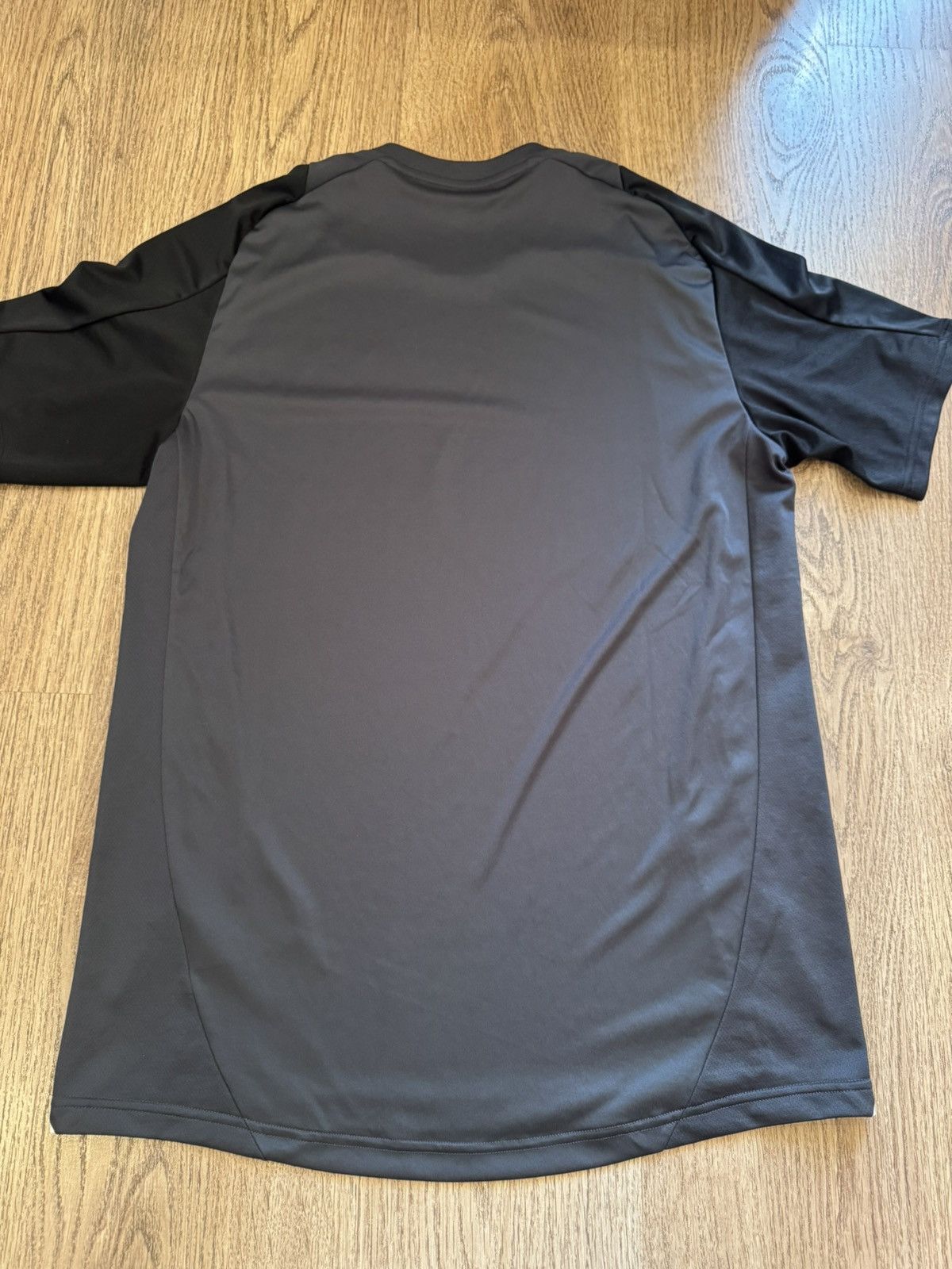 Adidas MANCHESTER UNITED 2024 TRAINING FOOTBALL JERSEY ADIDAS SIZ M Size US M / EU 48-50 / 2 - 11 Thumbnail