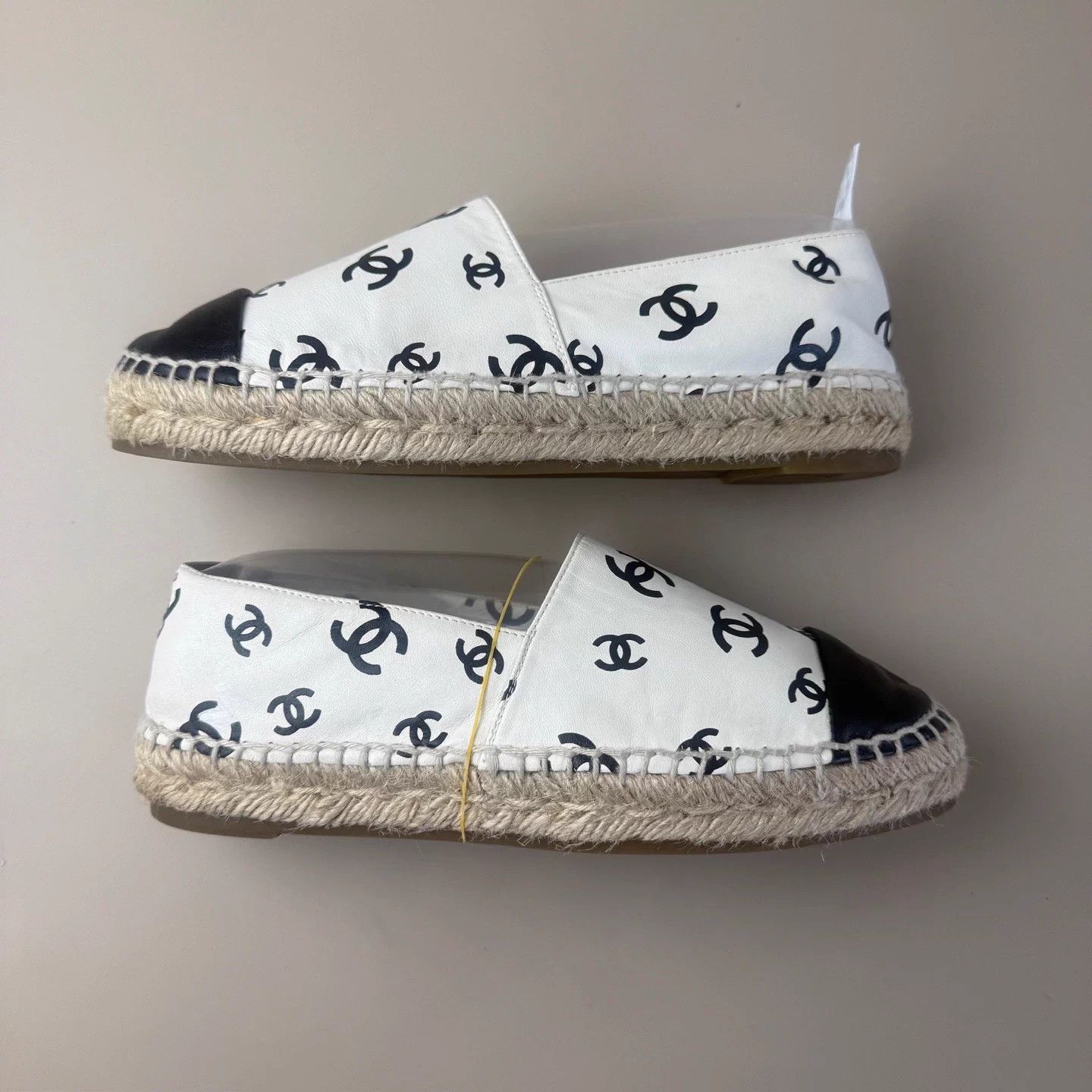 Chanel Chanel CC All Over Print Fisherman Slipper 38 95 New YLP3421 Size US 7 / IT 37 - 5 Thumbnail