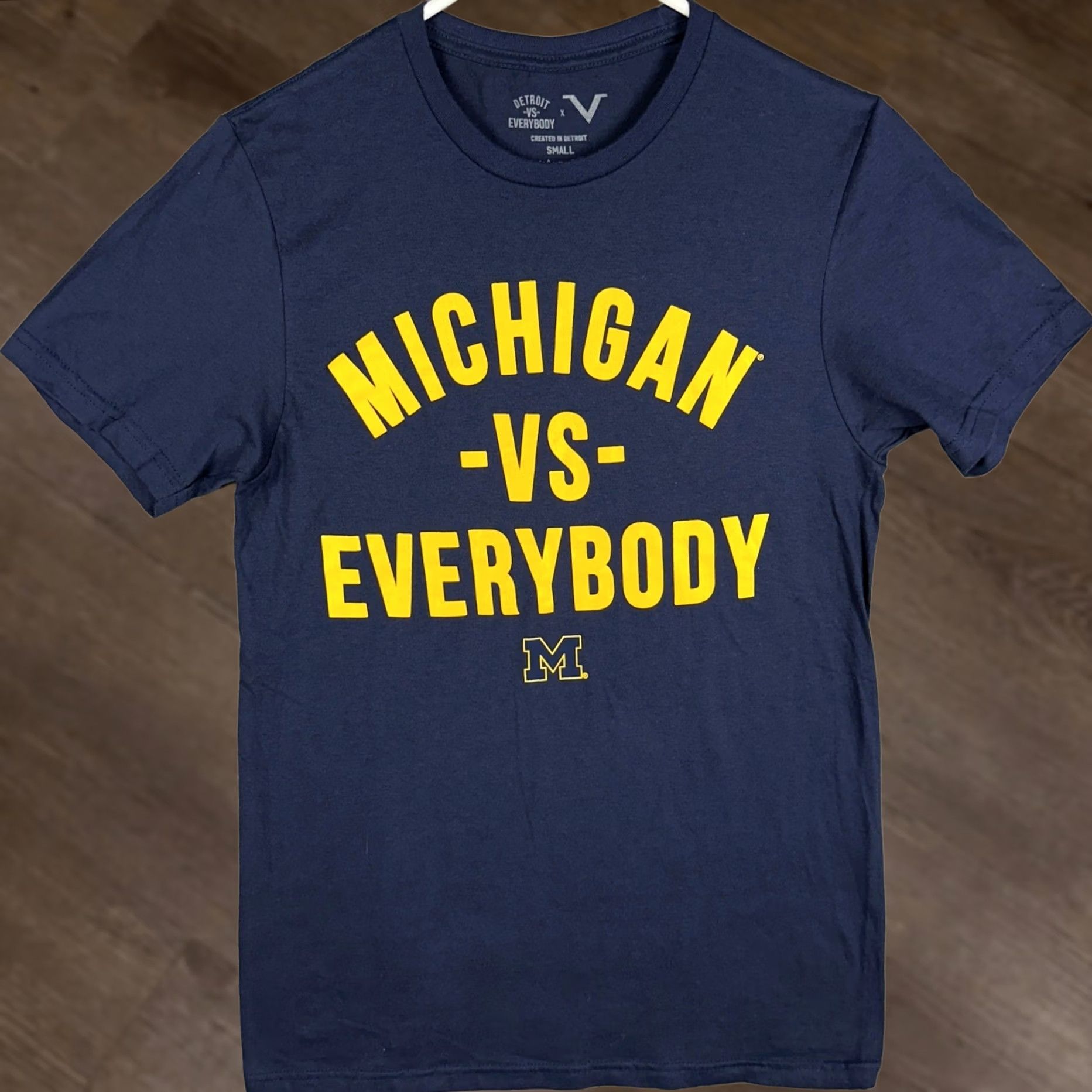 Vintage Detroit vs Everybody Michigan Wolverines T-Shirt Men Small Navy Short Sleeve Tee Size US S / EU 44-46 / 1 - 1 Thumbnail