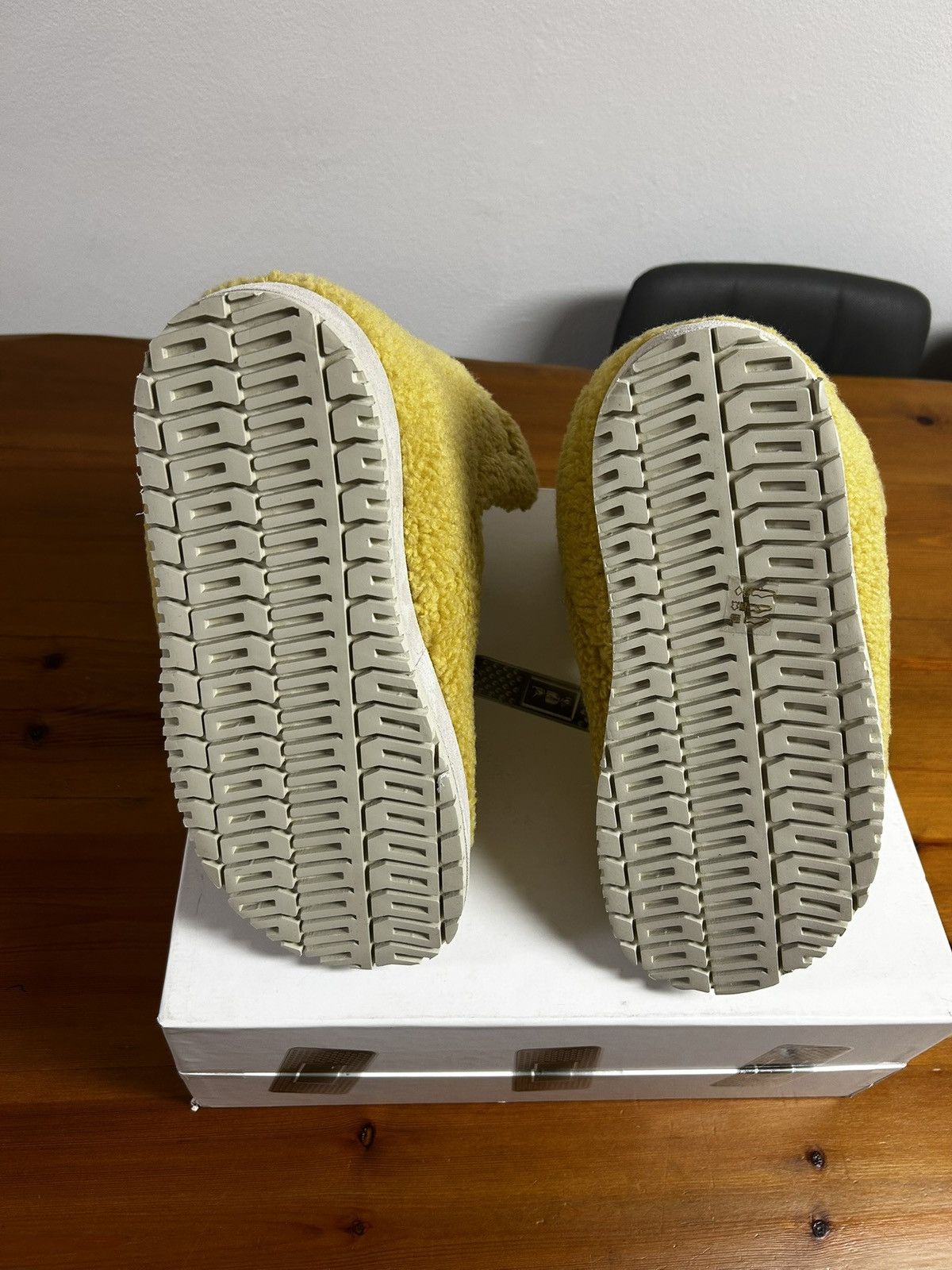 PDF PDF CHANNEL NEVE FUR BOOTS Size US 10 / EU 43 - 7 Thumbnail