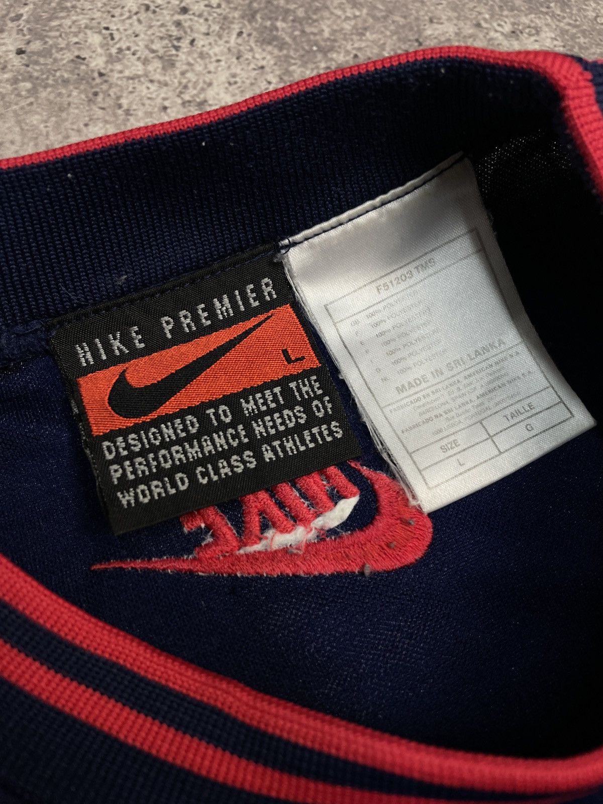 Vintage Vintage Nike Big Swoosh Tee Centre Logo 00s T-shirt Size US L / EU 52-54 / 3 - 7 Thumbnail