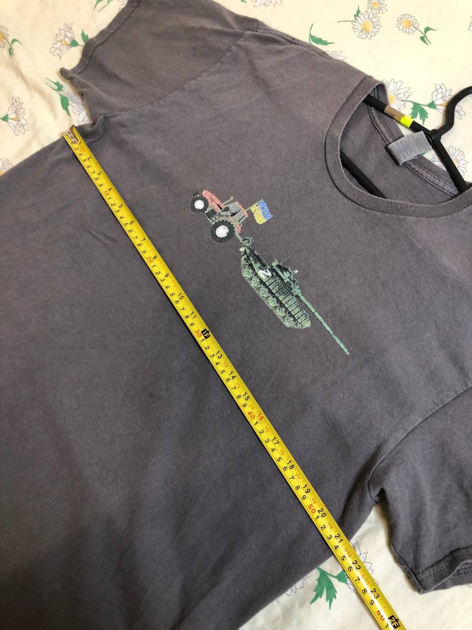 Gildan Gildan UKRAINE tractor pulling T-72 Russian tank cotton Tee Size US L / EU 52-54 / 3 - 5 Thumbnail