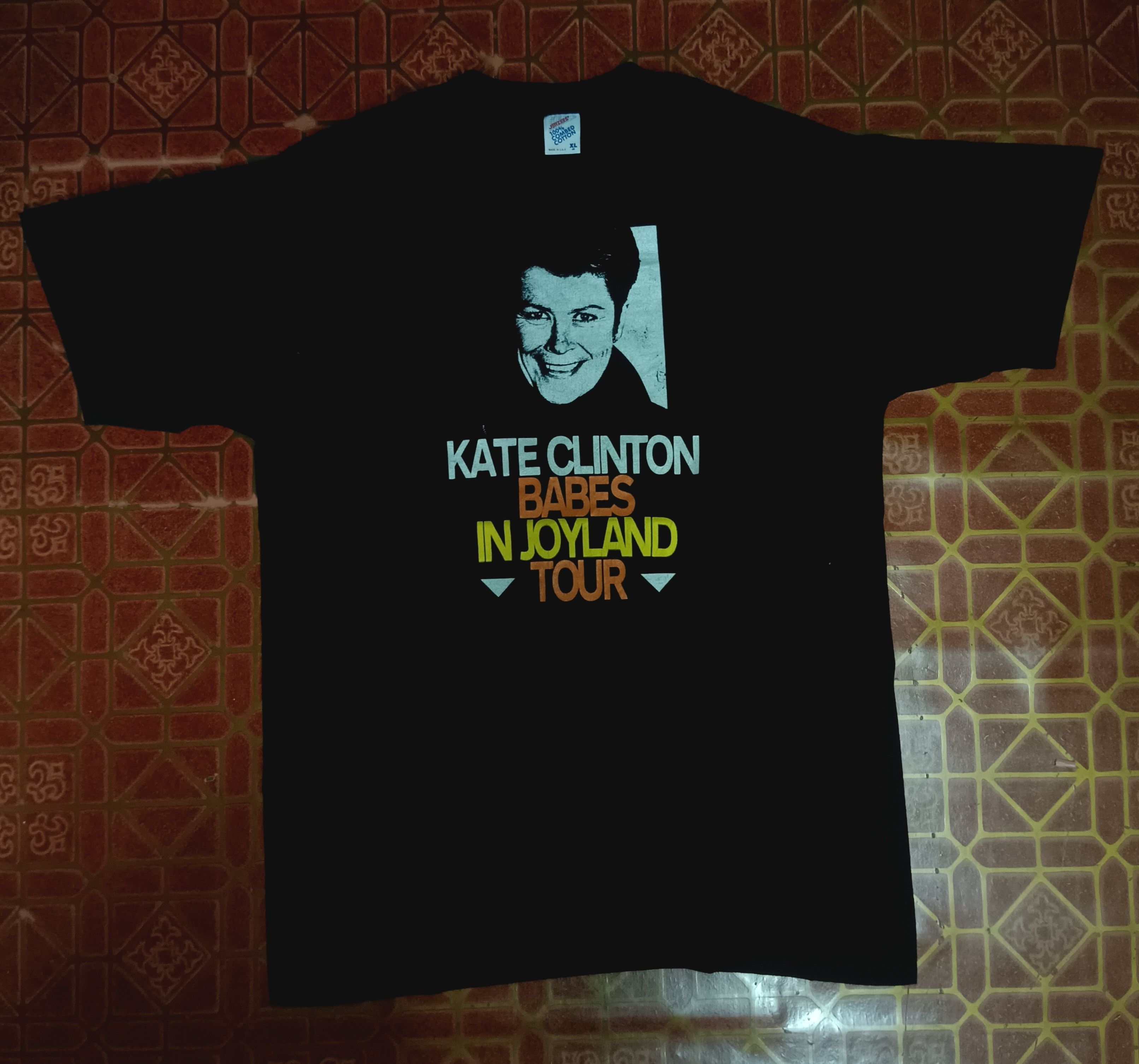 Band Tees × Vintage Kate Clinton Vintage - Babes in Hoyland Tour 1991 Size US XL / EU 56 / 4 - 1 Thumbnail