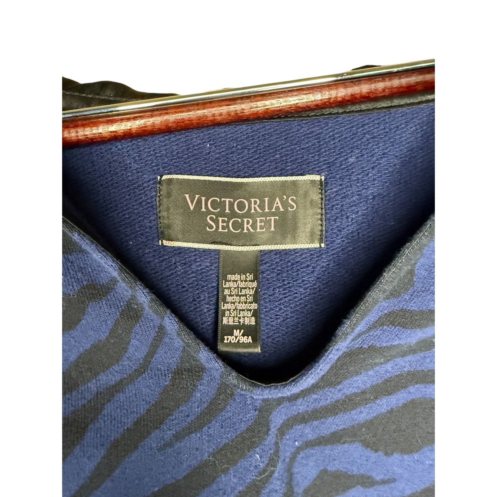 Victoria's Secret Victoria's Secret Blue Zebra Animal Print Hoodie Size Medium Size M / US 6-8 / IT 42-44 - 3 Thumbnail