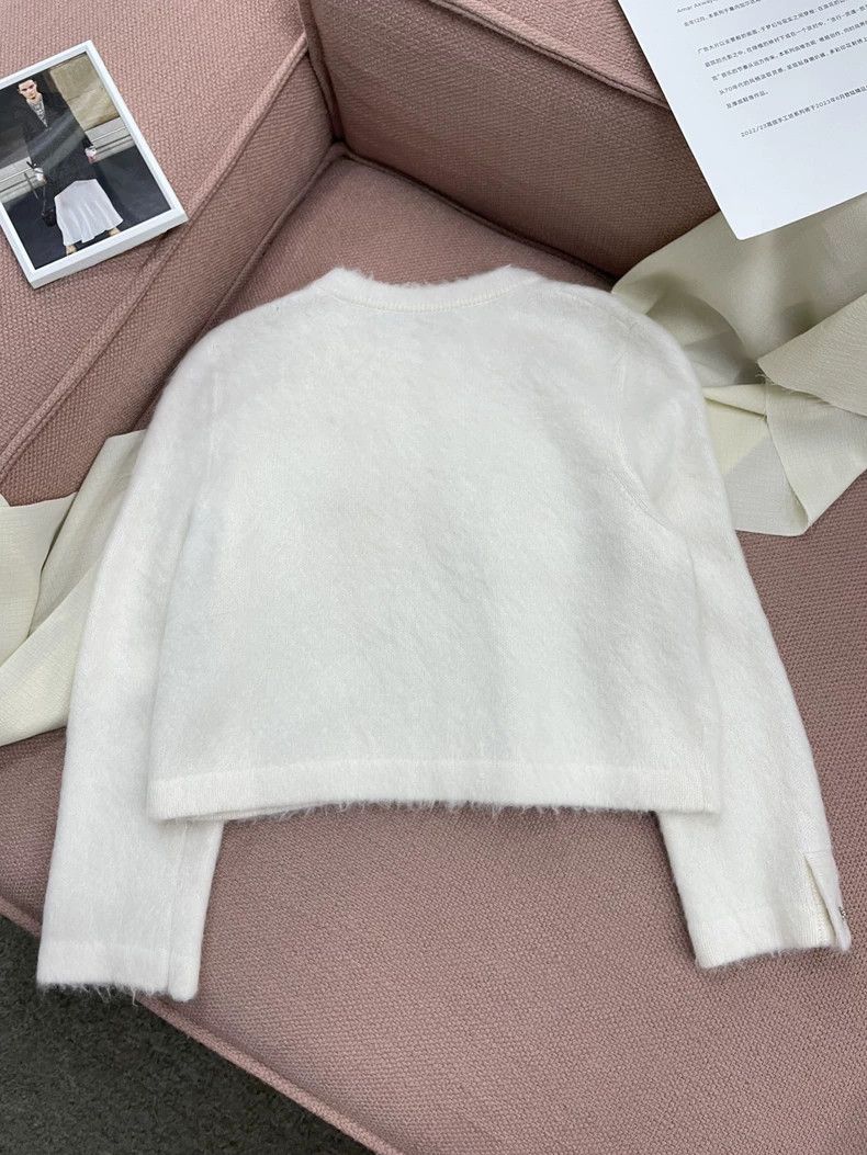 Chanel Snow series white snowflake diamond buckle cashmere