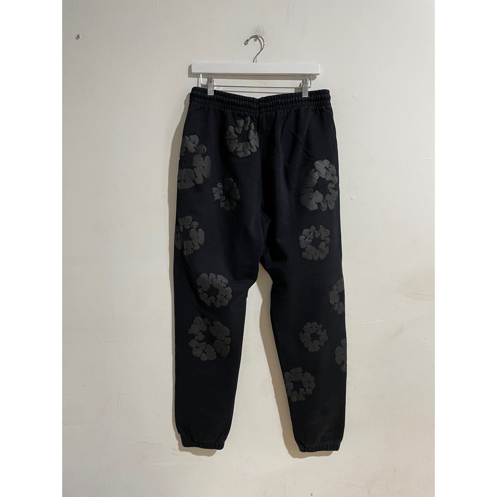 DENIM TEARS DENIM TEARS BLACK MONO WREATH SWEATPANT SIZE LARGE PREOWNED Size US 30 / EU 46 - 2 Thumbnail