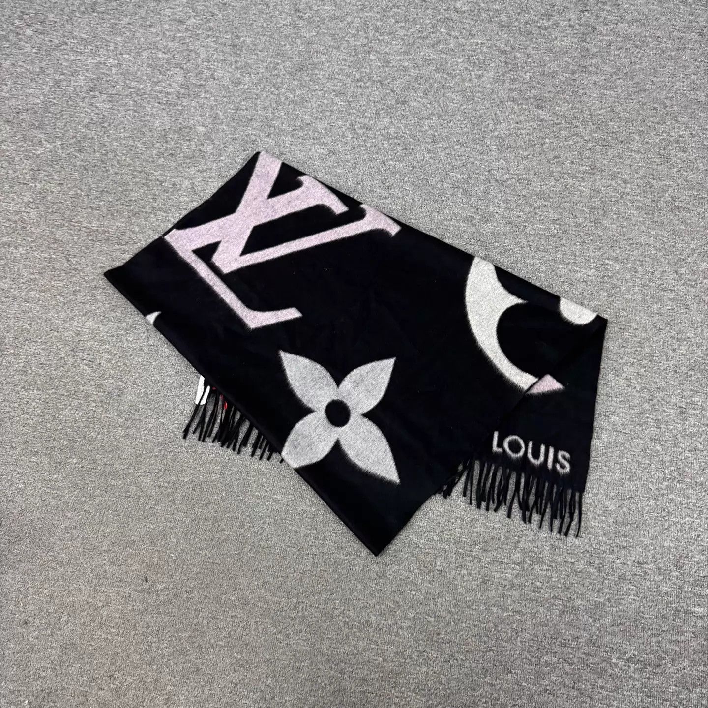 Louis Vuitton LV Black Gradient Monogram Cashmere Scarf 99 New Size ONE SIZE - 2 Thumbnail