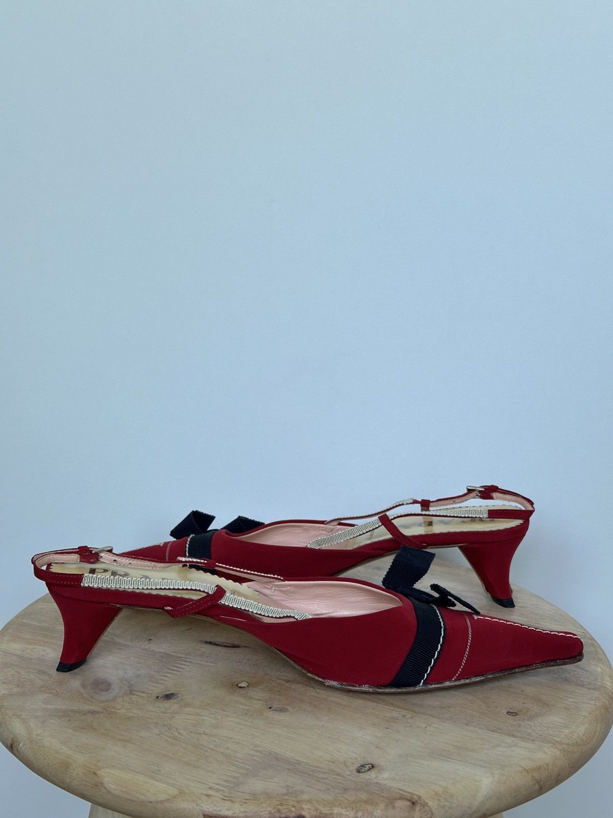 Prada Tytuł Prada Red Satin Slingback Kitten Heels With Navy Bow Size US 7.5 / IT 37.5 - 7 Thumbnail