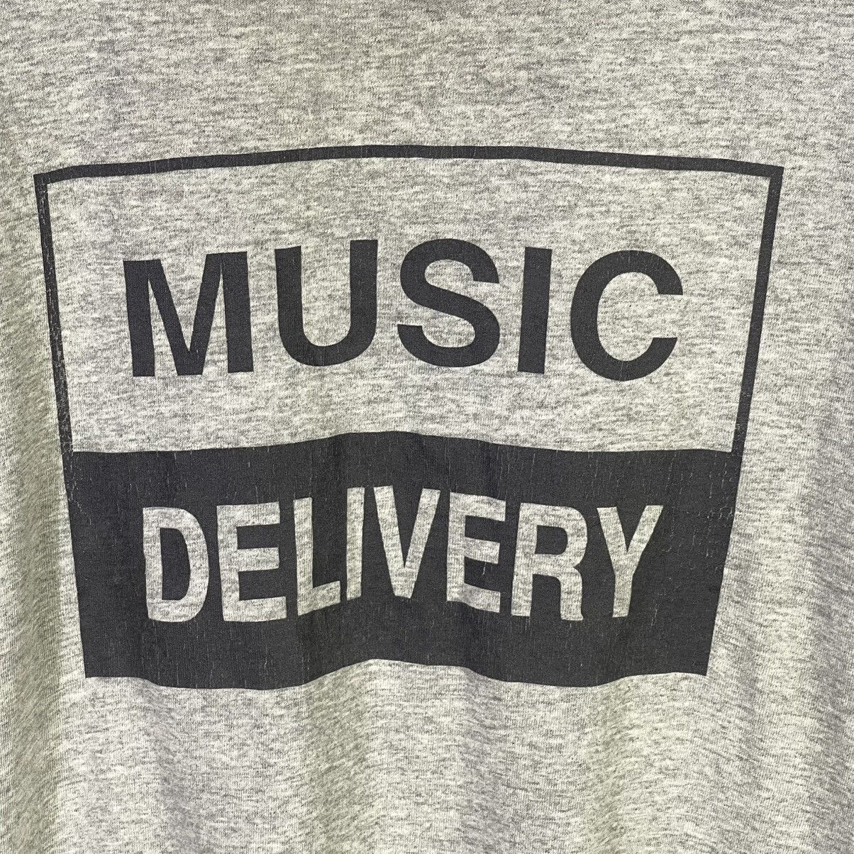 Globe × Vintage Rare! Vintage 90s Globe Music Delivery Tshirt Size US L / EU 52-54 / 3 - 4 Thumbnail