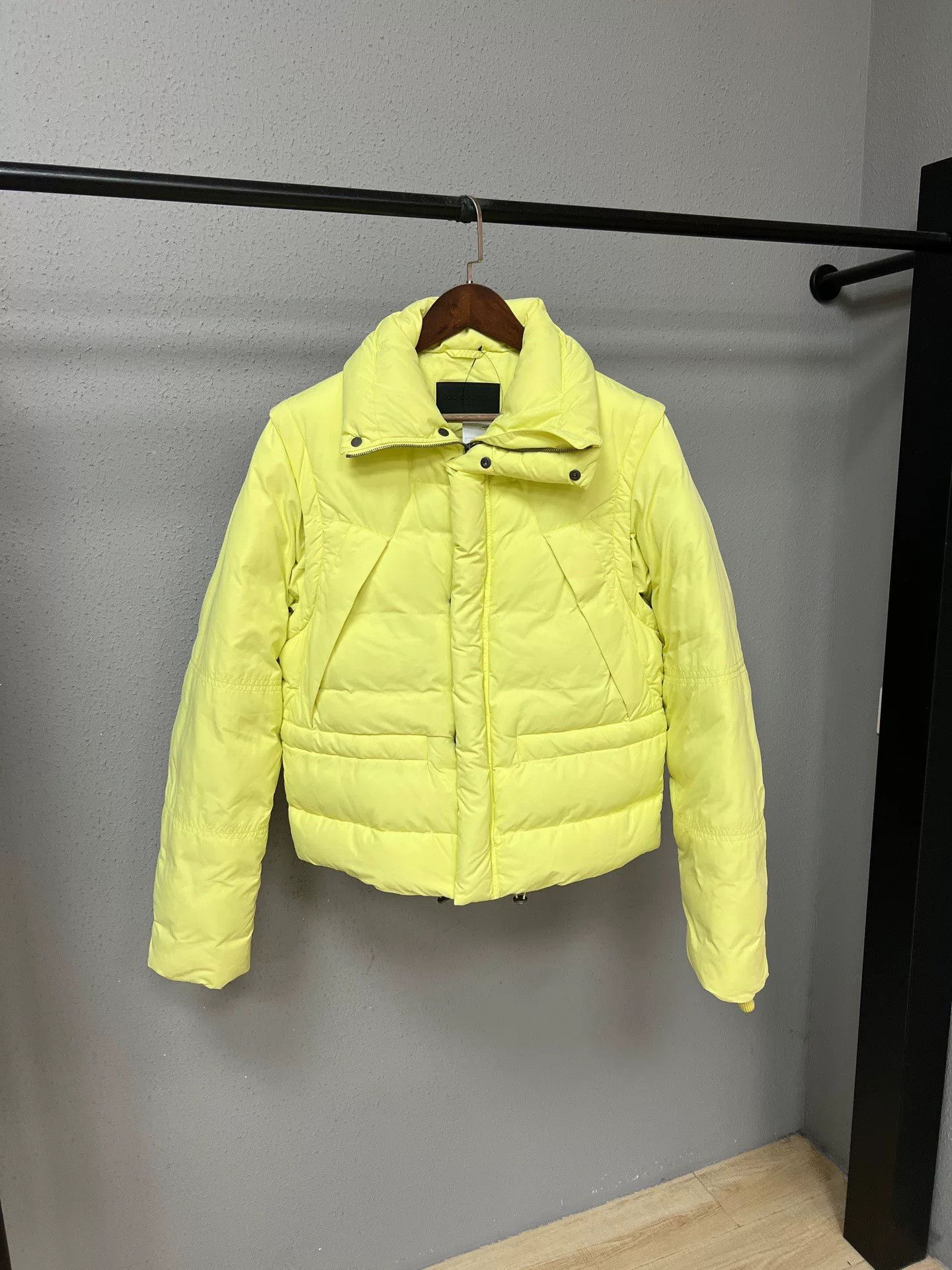 Louis Vuitton fluorescent yellow down jacket size 52 Size XL / US 12-14 / IT 48-50 - 1 Thumbnail