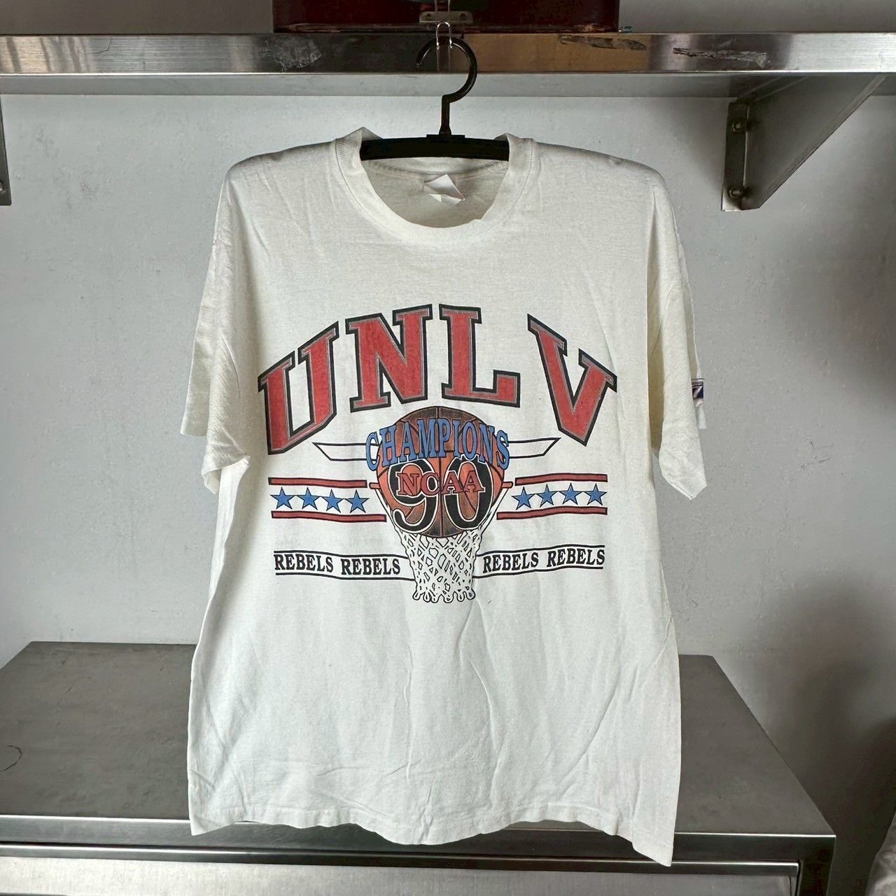 Vintage Vintage 1990 UNLV Rebels Basketball NCAA Champions T-shirt Size US L / EU 52-54 / 3 - 1 Thumbnail