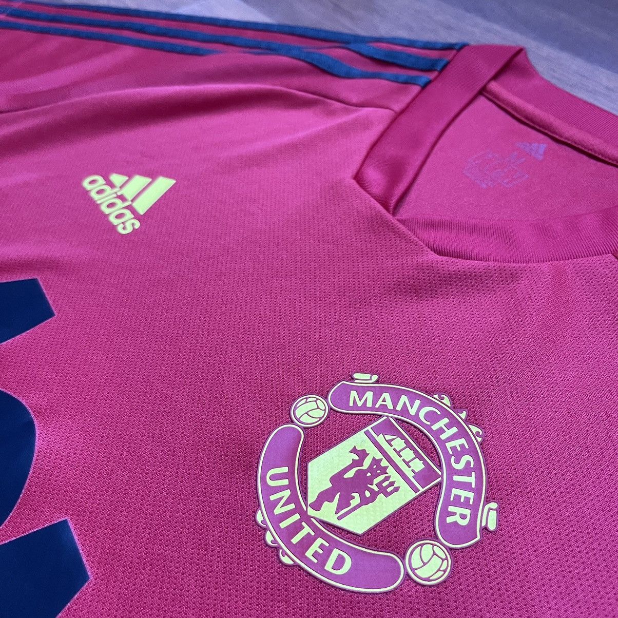 Adidas × Vintage MANCHESTER UNITED ADIDAS 2019/2020 FOOTBALL TRAINING JERSEY Size US M / EU 48-50 / 2 - 4 Thumbnail