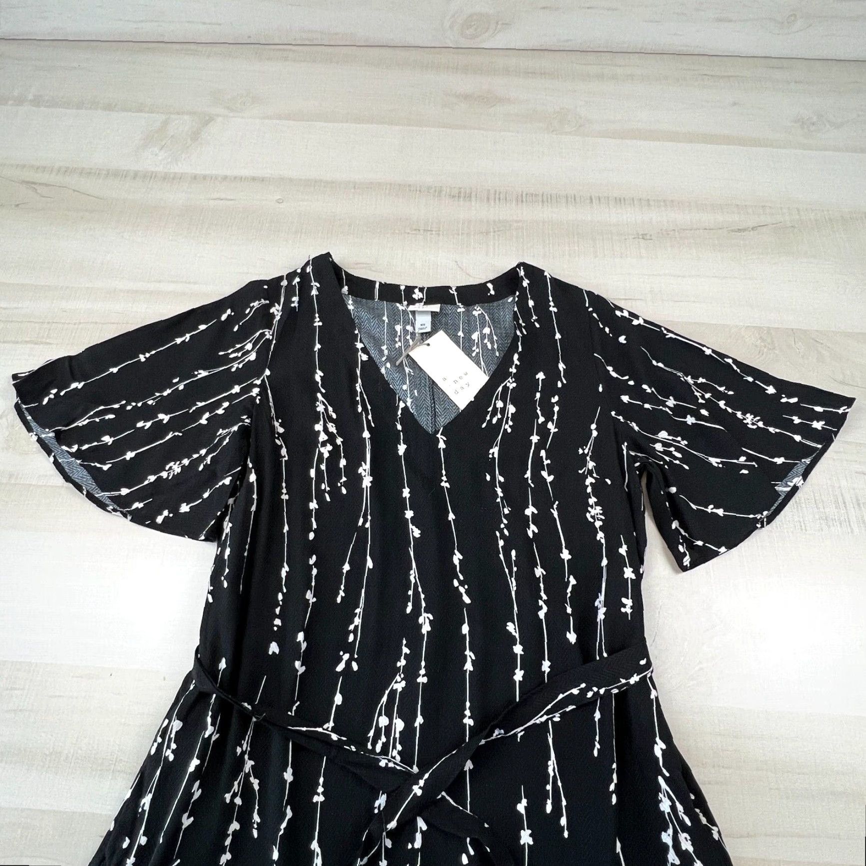 Vintage A New Day Womens Fit & Flare Knee Length Dress XS Black Short Sleeve V Neck Belted Rayon Size 26" / US 2 / IT 38 - 2 Thumbnail