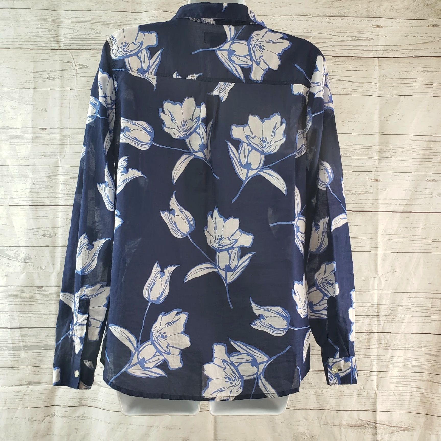 Old Navy Old Navy Womens Button Front Shirt Sz Medium Blue White Floral Semi Sheer Cotton Shirt Women M Blue Floral 100% Cotton Button-Up Nongender? Size M / US 6-8 / IT 42-44 - 4 Thumbnail