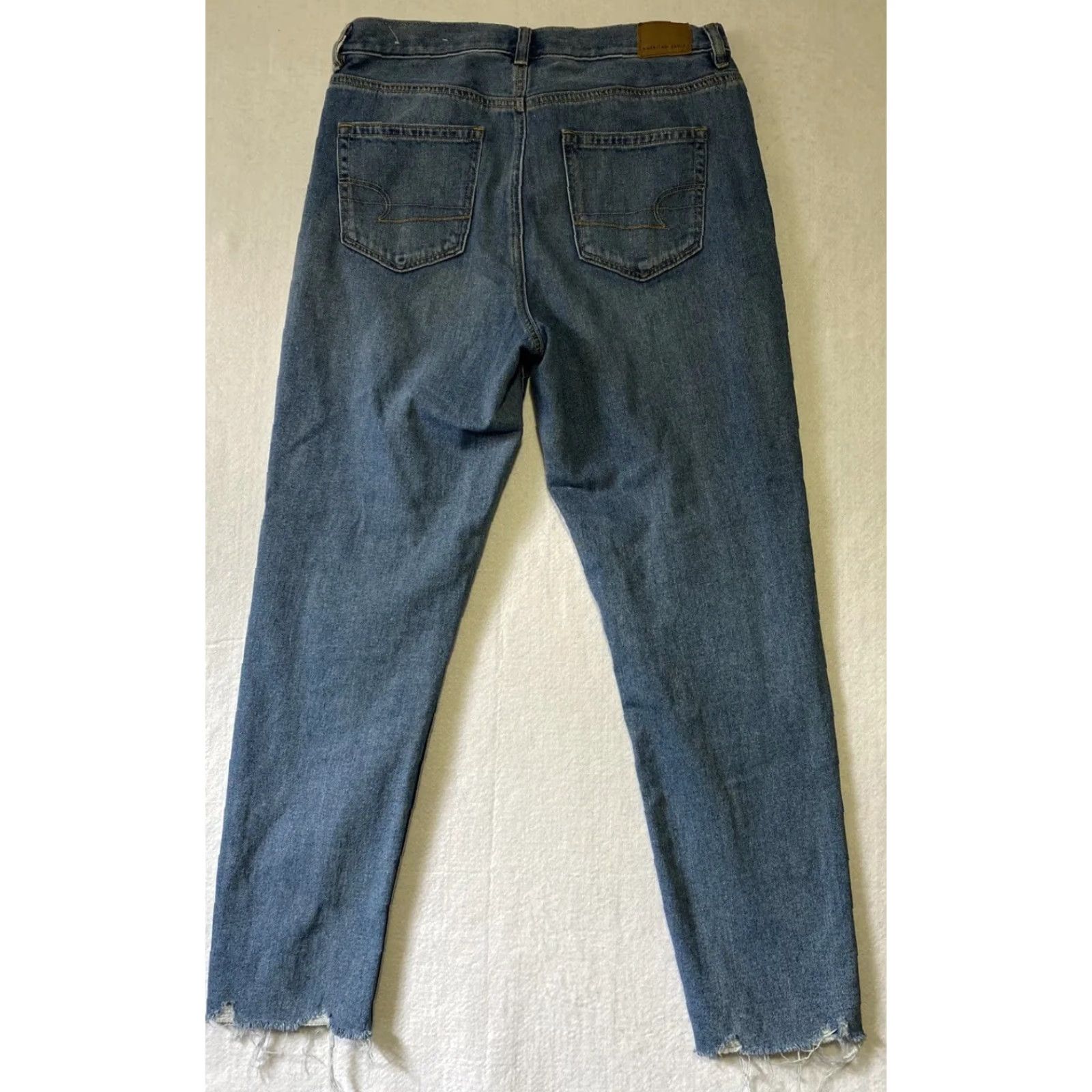 American Eagle Outfitters American Eagle Jeans Women’s 30w Denim Distressed Light Wash/25.5-28-6 Mom Jea ns Womens (Regular) Size 30" / US 8 / IT 44 - 7 Thumbnail
