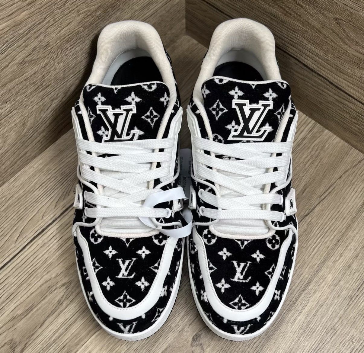 Louis Vuitton Louis Vuitton Trainer Flock All-over Print Sneakers J41 Size US 8 / EU 41 - 2 Thumbnail