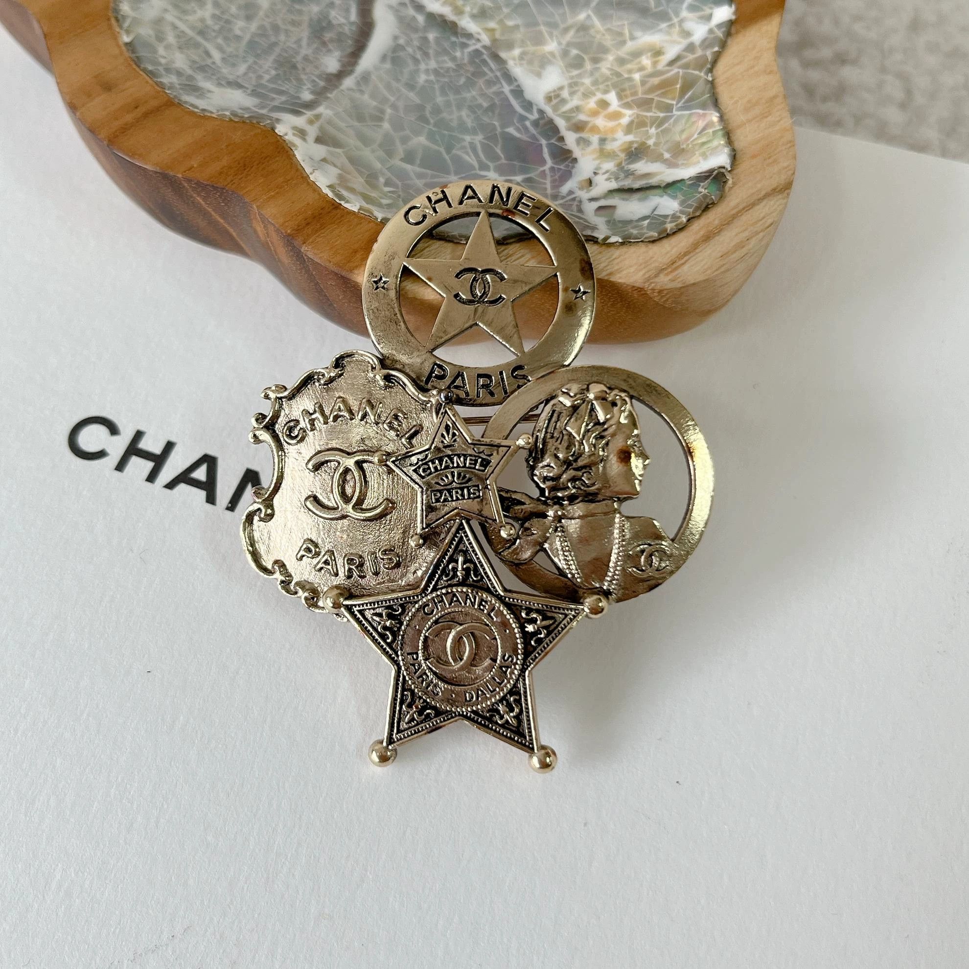 Chanel Chanel Dallas Portrait Shield Brooch 0660 Size ONE SIZE - 1 Thumbnail