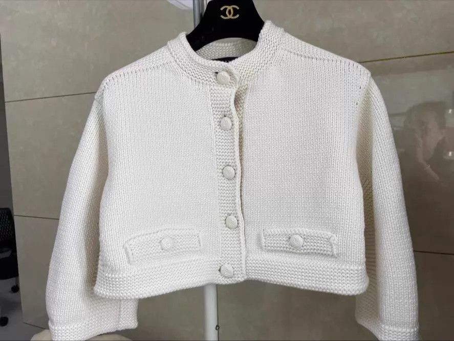 Chanel Chanel Women's Size 40 Sweater Jacket Size M / US 6-8 / IT 42-44 - 1 Thumbnail