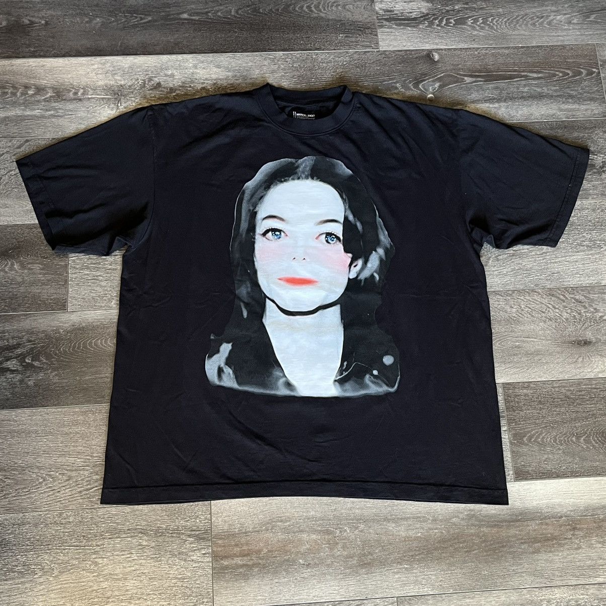 Asspizza × Marcel Zago Marcel Zago Fem Michael Jackson Graphic Logo T Shirt 2025 Size US XL / EU 56 / 4 - 1 Thumbnail