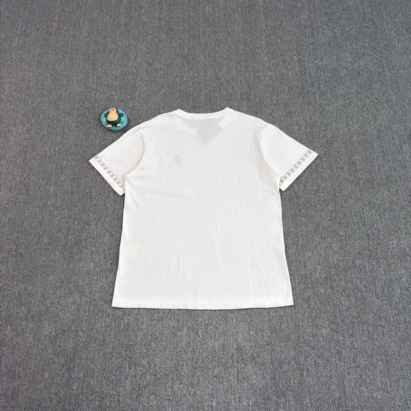 Louis Vuitton LV white cuffs all over print knit tee L near new Size US L / EU 52-54 / 3 - 2 Thumbnail