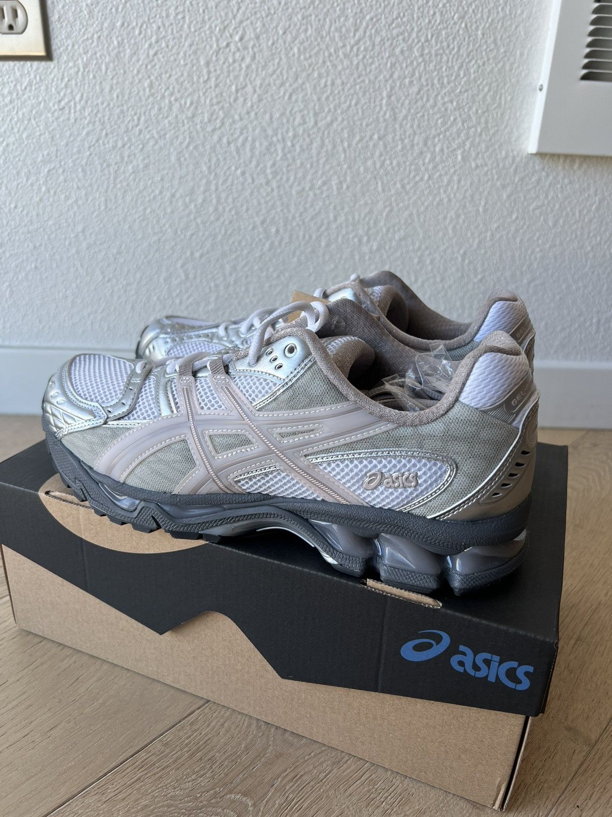 Asics × Kith × Ronnie Fieg Kith ASICS Gel Nimbus 10.1 White Morganite size 10 Size US 10 / EU 43 - 7 Thumbnail