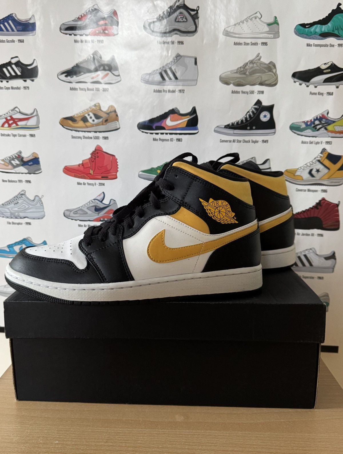 Nike Nike Air Jordan 1 Mid Size US 10 / EU 43 - 2 Thumbnail