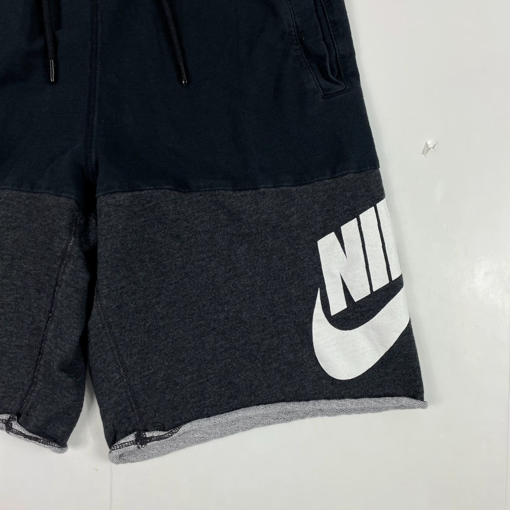 Nike Nike Shorts Mens Medium Black Swoosh Sweat Shorts Lined Workout Gym Basketball Size US 30 / EU 46 - 4 Thumbnail
