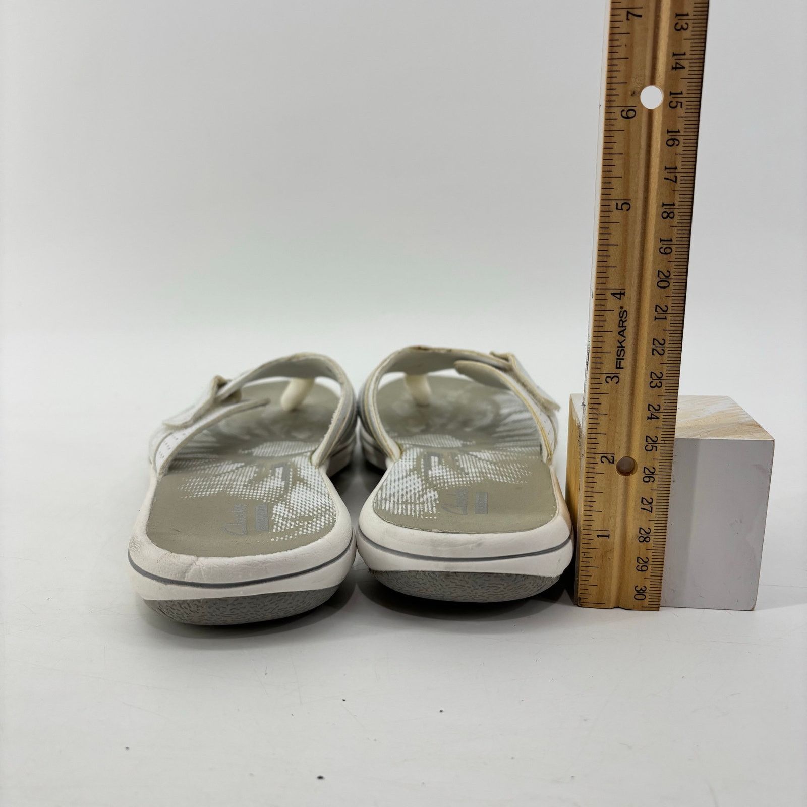 Clarks Clarks Womens Size 7 Breeze Sea Flip Flop Sandals White Size US 7 / IT 37 - 8 Thumbnail
