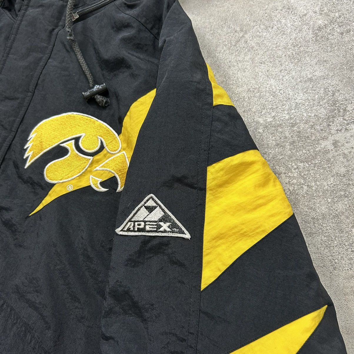 Apex One × NCAA × Vintage VTG 90s IOWA HAWKEYES APEX ONE PUFFER JACKET HOODIE SIZE L Size US L / EU 52-54 / 3 - 5 Thumbnail