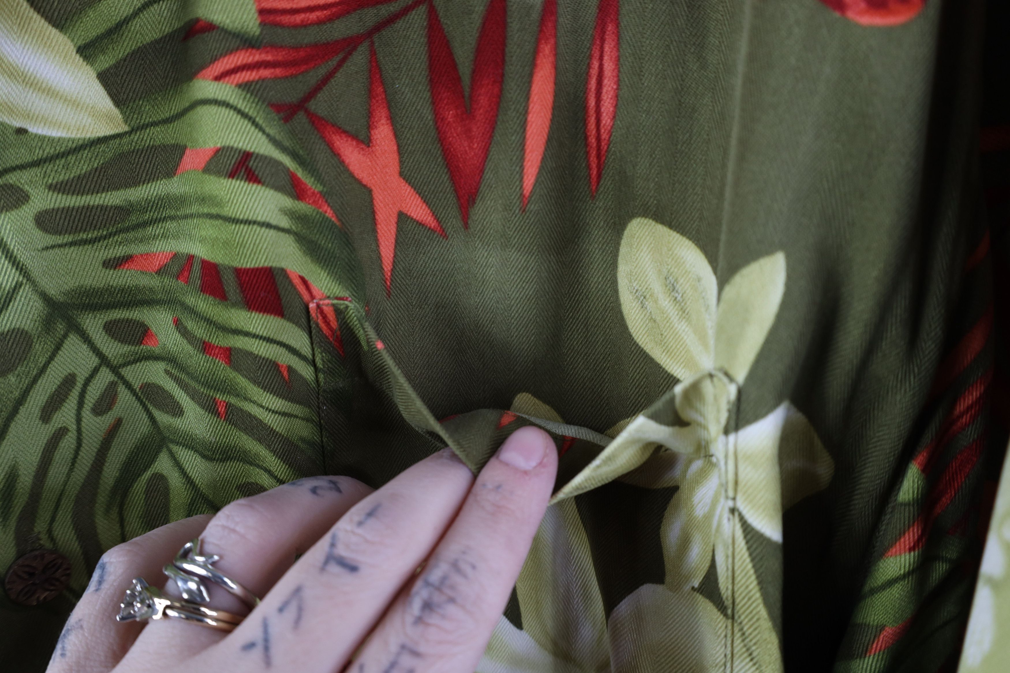 Tommy Bahama Vintage 90s Tommy Bahama Silk Looped Collar Button Shirt Size US L / EU 52-54 / 3 - 5 Thumbnail