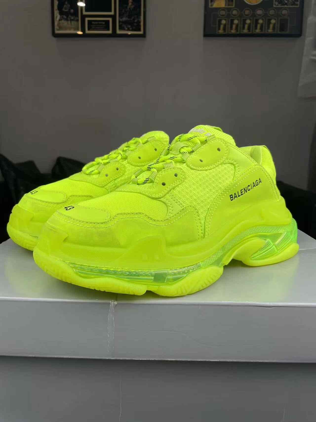 Balenciaga Balenciaga Glow Green Lowtop Sneakers S Men Size US 10 / EU 43 - 1 Thumbnail