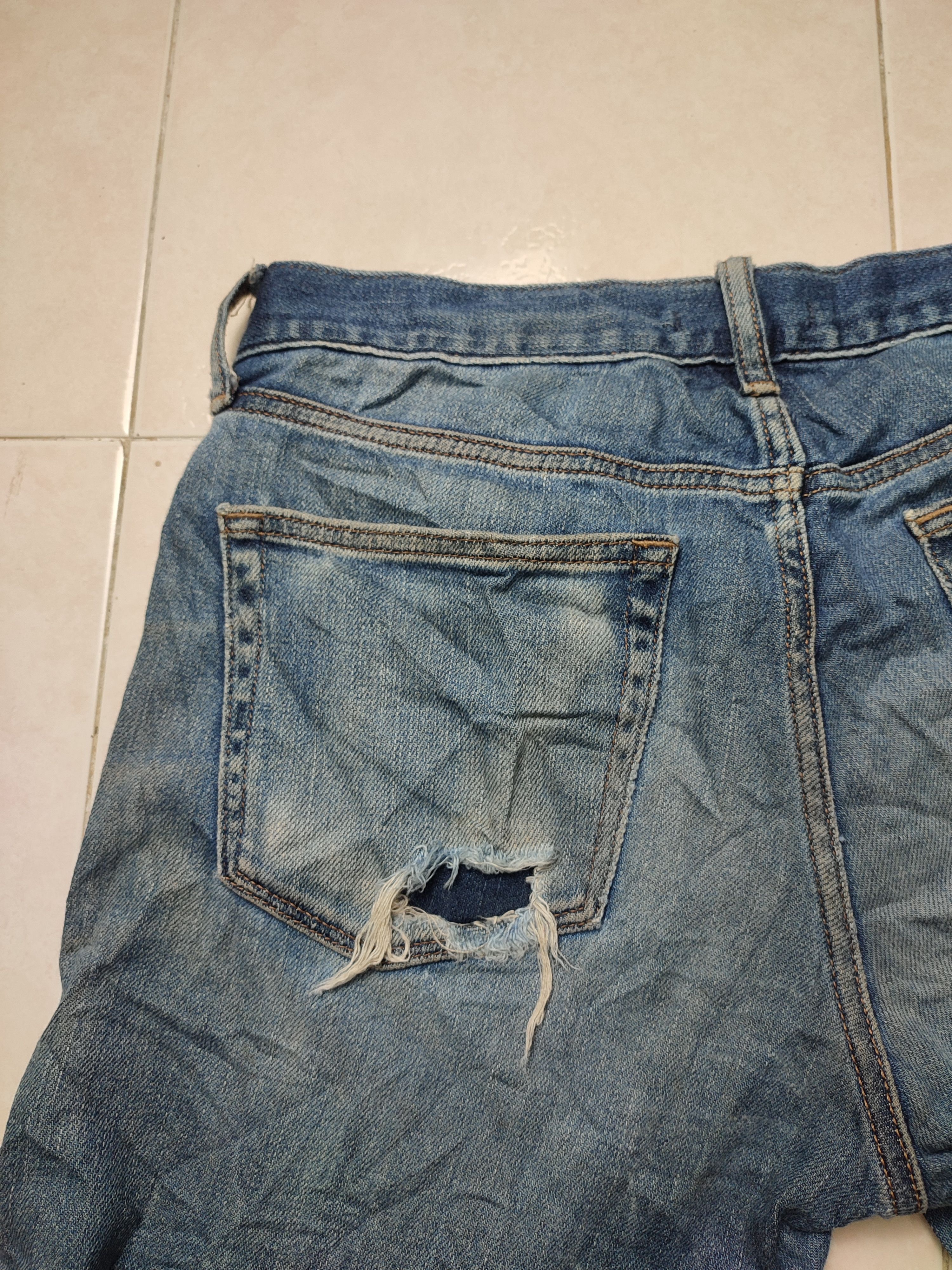 Uniqlo Crazy Vintage Uniqlo Distressed Jeans Size US 33 - 13 Thumbnail