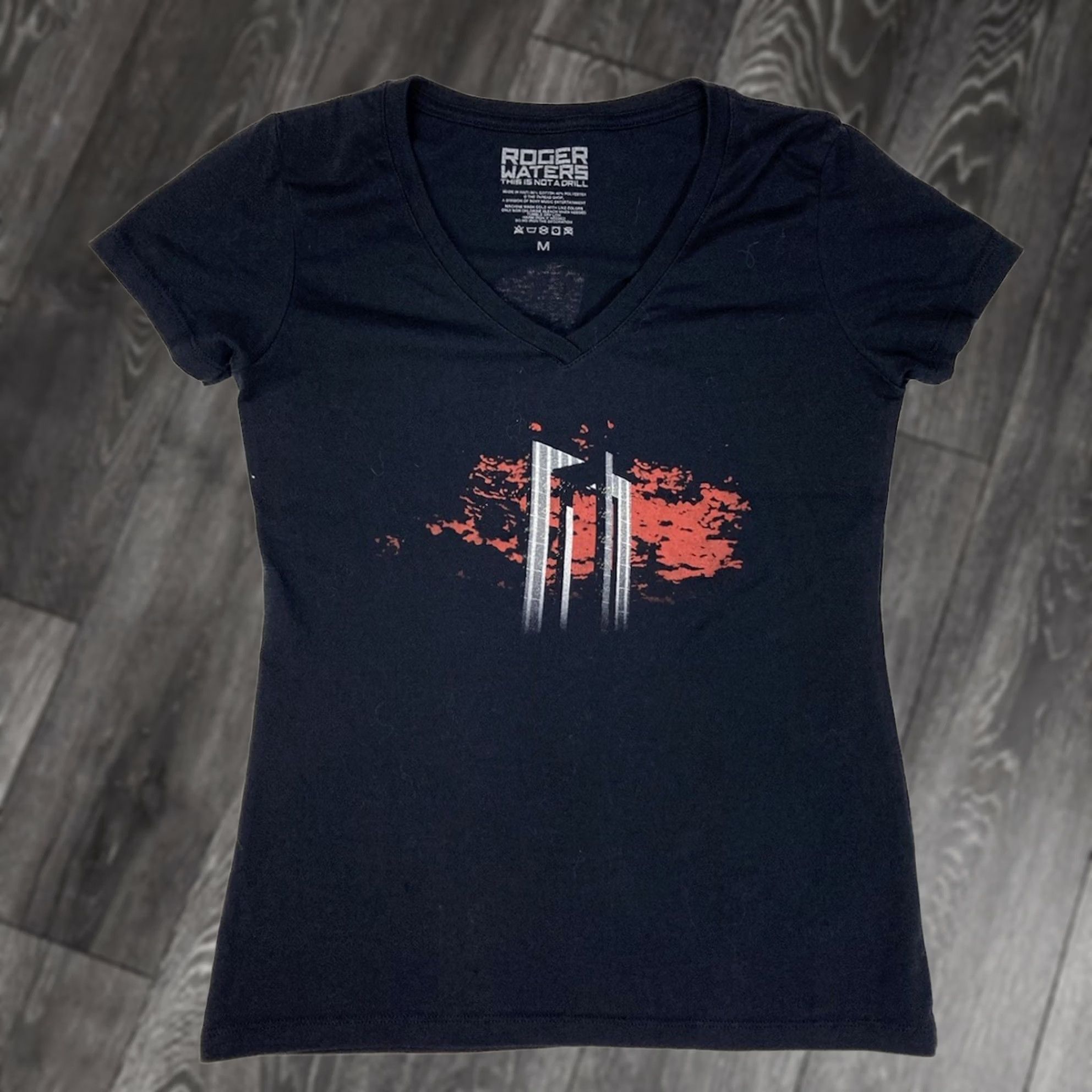 Vintage VINTAGE Roger Waters V-Neck Tour 2022 Graphic T-Shirt Women Small Short Sleeve Music Size S / US 4 / IT 40 - 1 Thumbnail