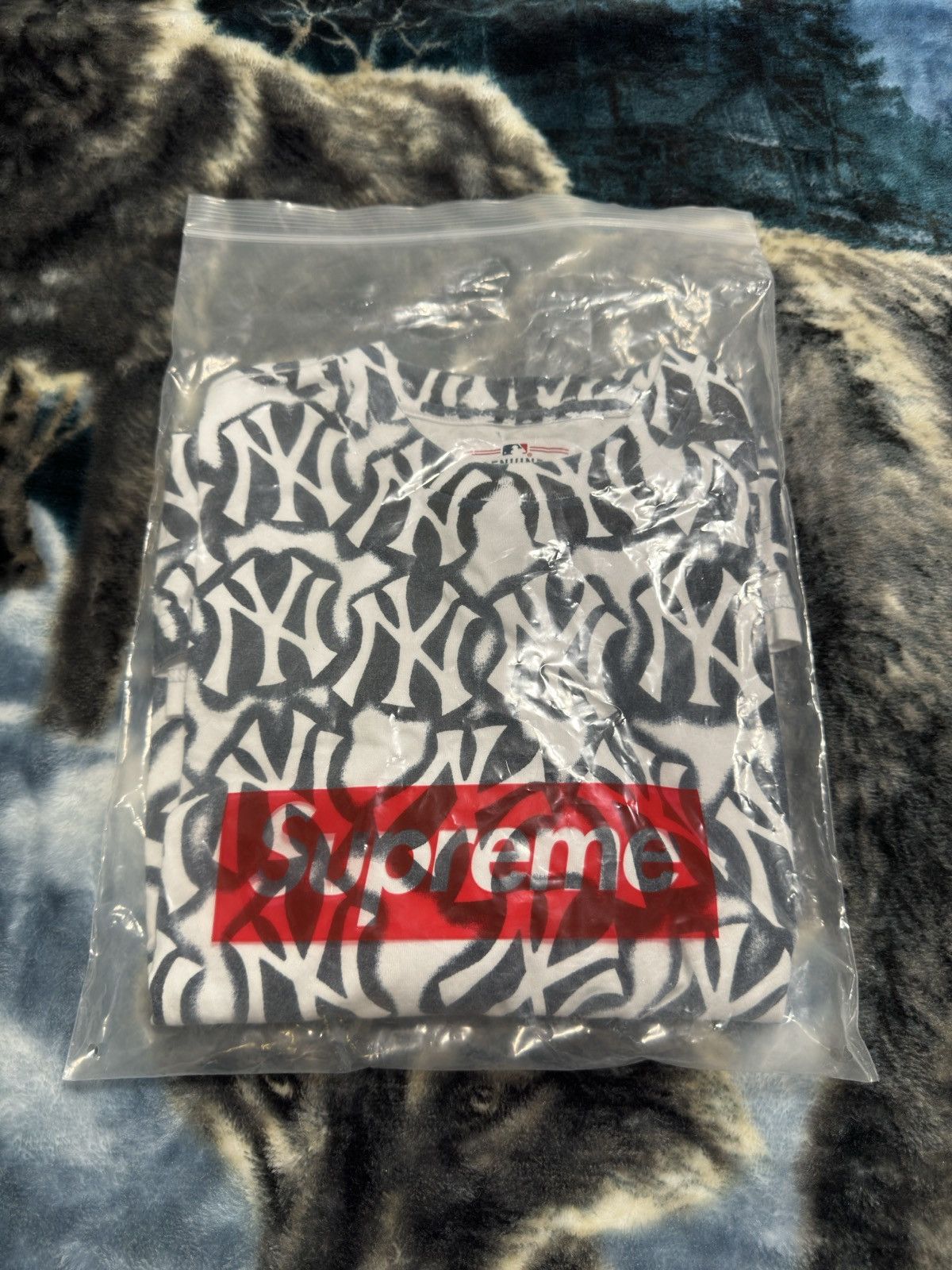 MLB × Supreme Supreme x New York Yankees Airbrush Short-Sleeve Top (WHITE) Size US M / EU 48-50 / 2 - 4 Thumbnail