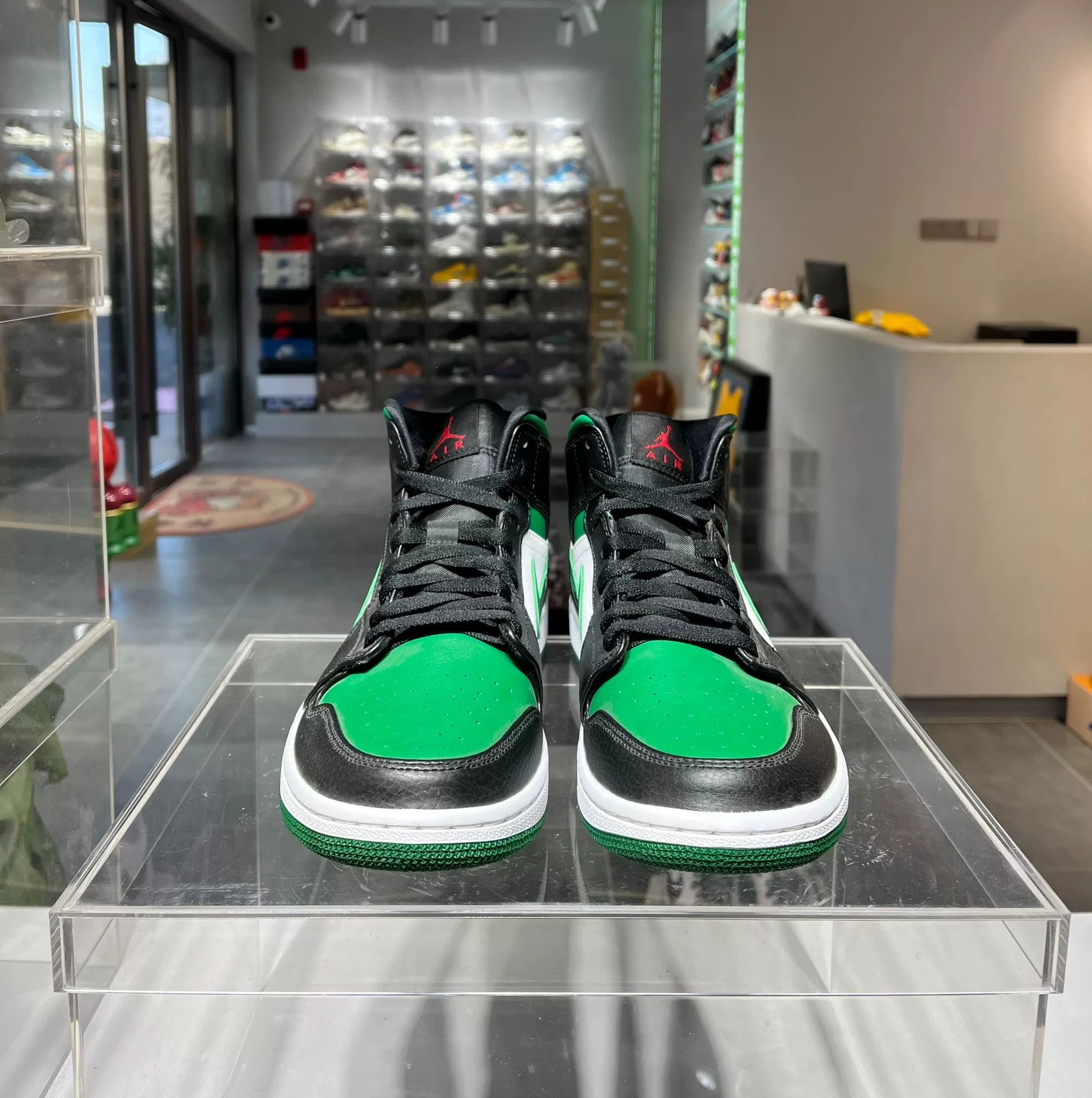 Nike Nike Green Lowtop Sneakers 43 Men Size US 10 / EU 43 - 1 Thumbnail