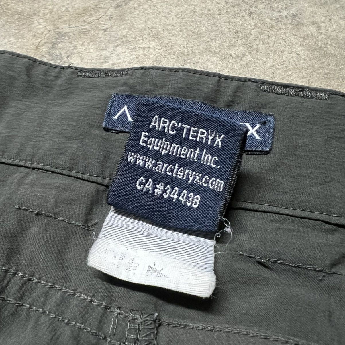 Arc'teryx × Vintage Vintage Arc’Teryx Asymmetrical Pocket Outdoor Shorts Size US 34 / EU 50 - 8 Thumbnail