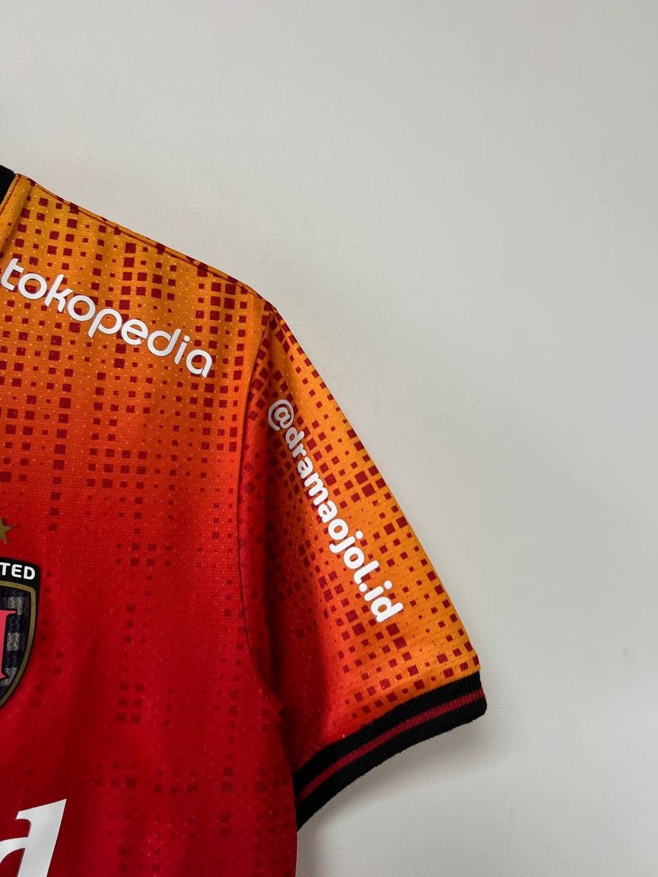 Le Specs Vintage Bali United 2022/2023 Jersey Football Shirt Mailot L Size US L / EU 52-54 / 3 - 12 Thumbnail