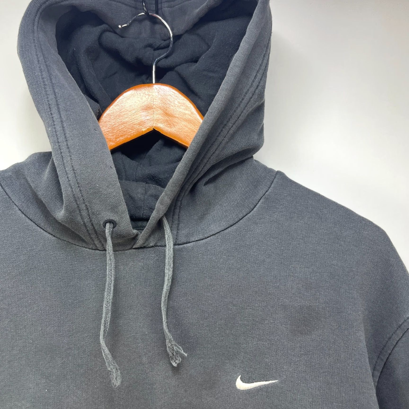 Nike VINTAGE Nike Hoodie Men Large Black Nike Sun Faded Black Mini Swoosh Pullover Hooded Sweatshirt Winter Fall Spring N/A Size US L / EU 52-54 / 3 - 4 Thumbnail