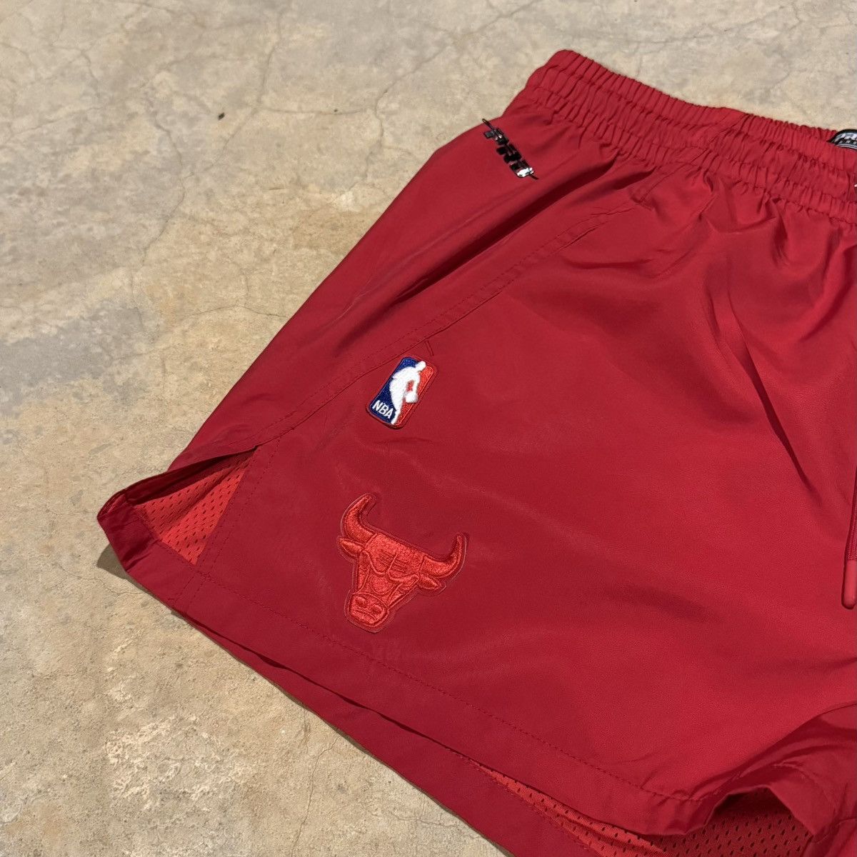 Pro Standard Vintage Chicago Bulls NBA Patched Nylon Shorts Size US 32 / EU 48 - 4 Thumbnail