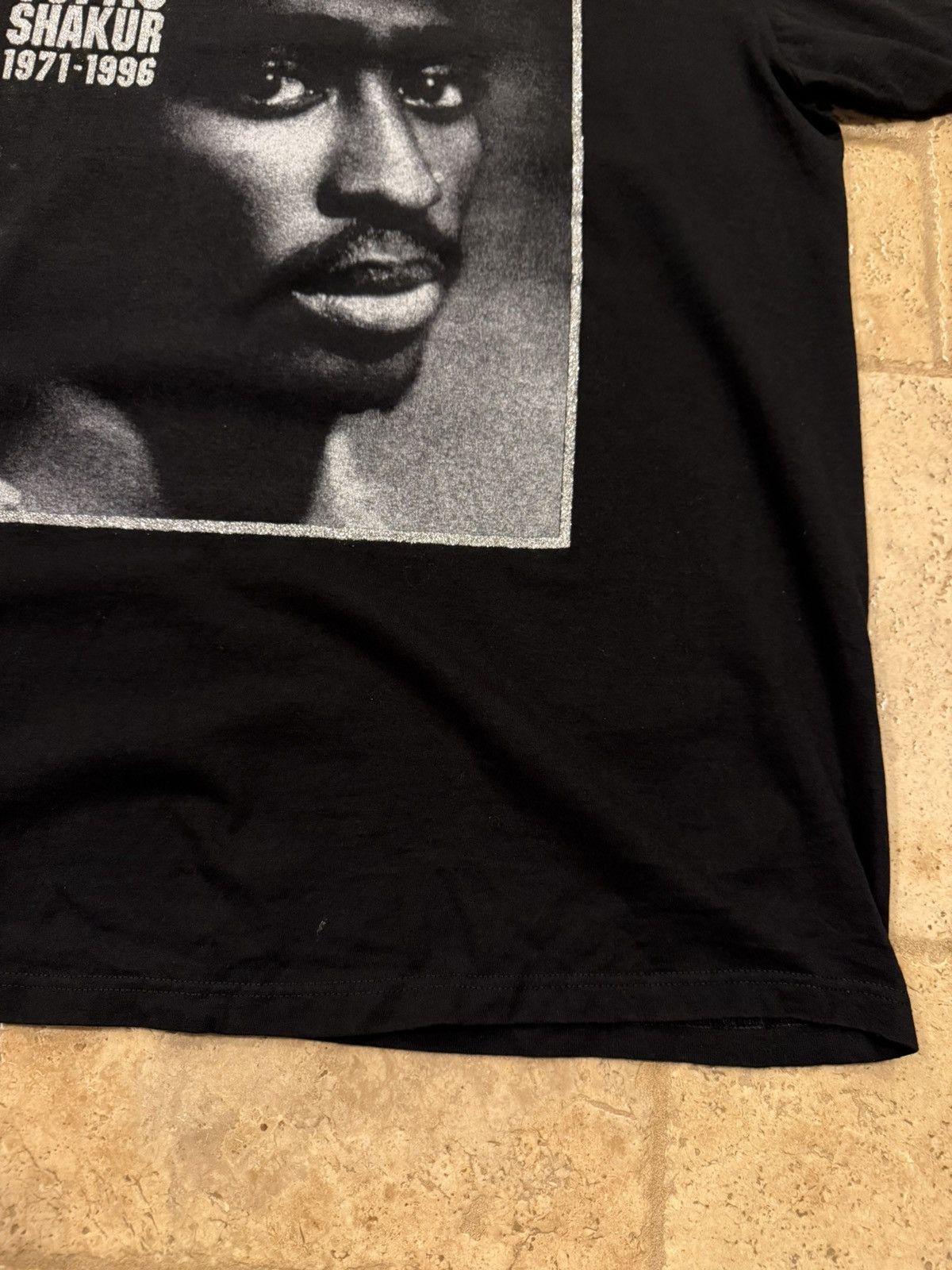 Vintage Vintage Tupac Big Face The Source Magazine Black Rap Tee Size US XXL / EU 58 / 5 - 8 Thumbnail