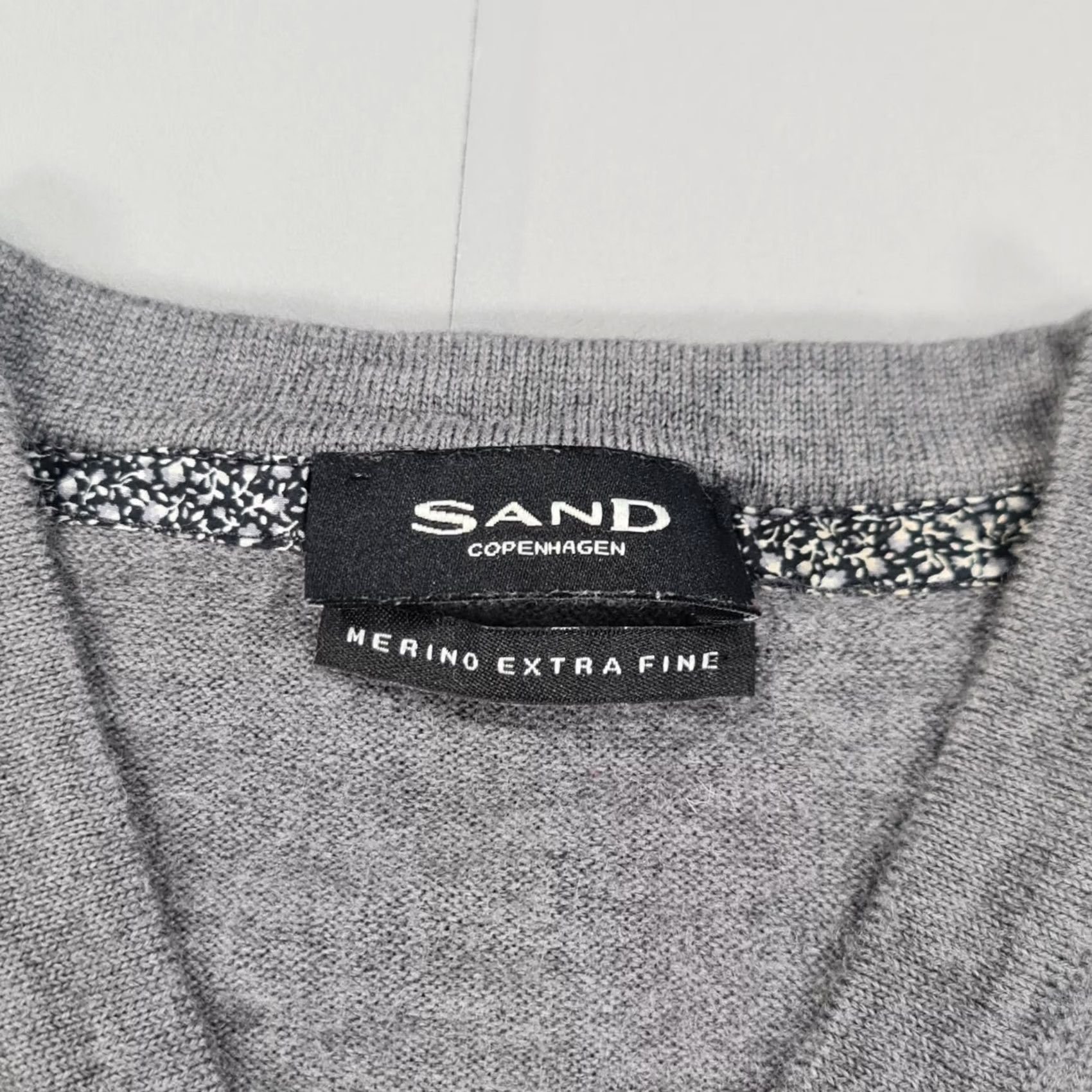 Vintage SAND Copenhagen Jumper Grey Small Merino Wool Extra Fine Knit V-Neck Long Sleeve Mens Pullover Knitwear Regular Fit Classic 90s? Size US S / EU 44-46 / 1 - 3 Thumbnail