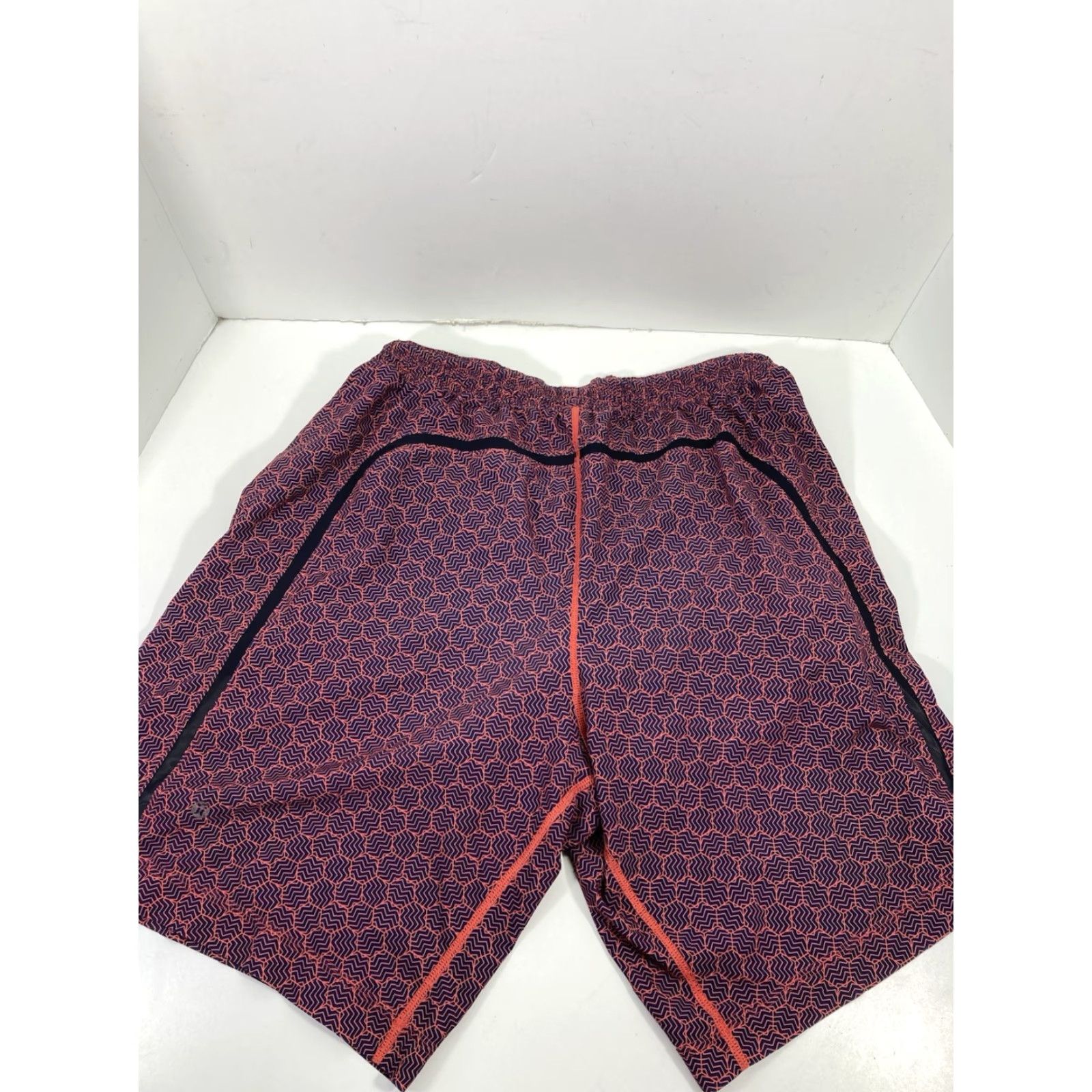 Lululemon Lululemon Pace Breaker Shorts Men 36x10 Maroon Geometric Lined Drawstring Athletic Shorts Mens Regular Size L Red Geometric Pattern Size US 33 - 5 Thumbnail